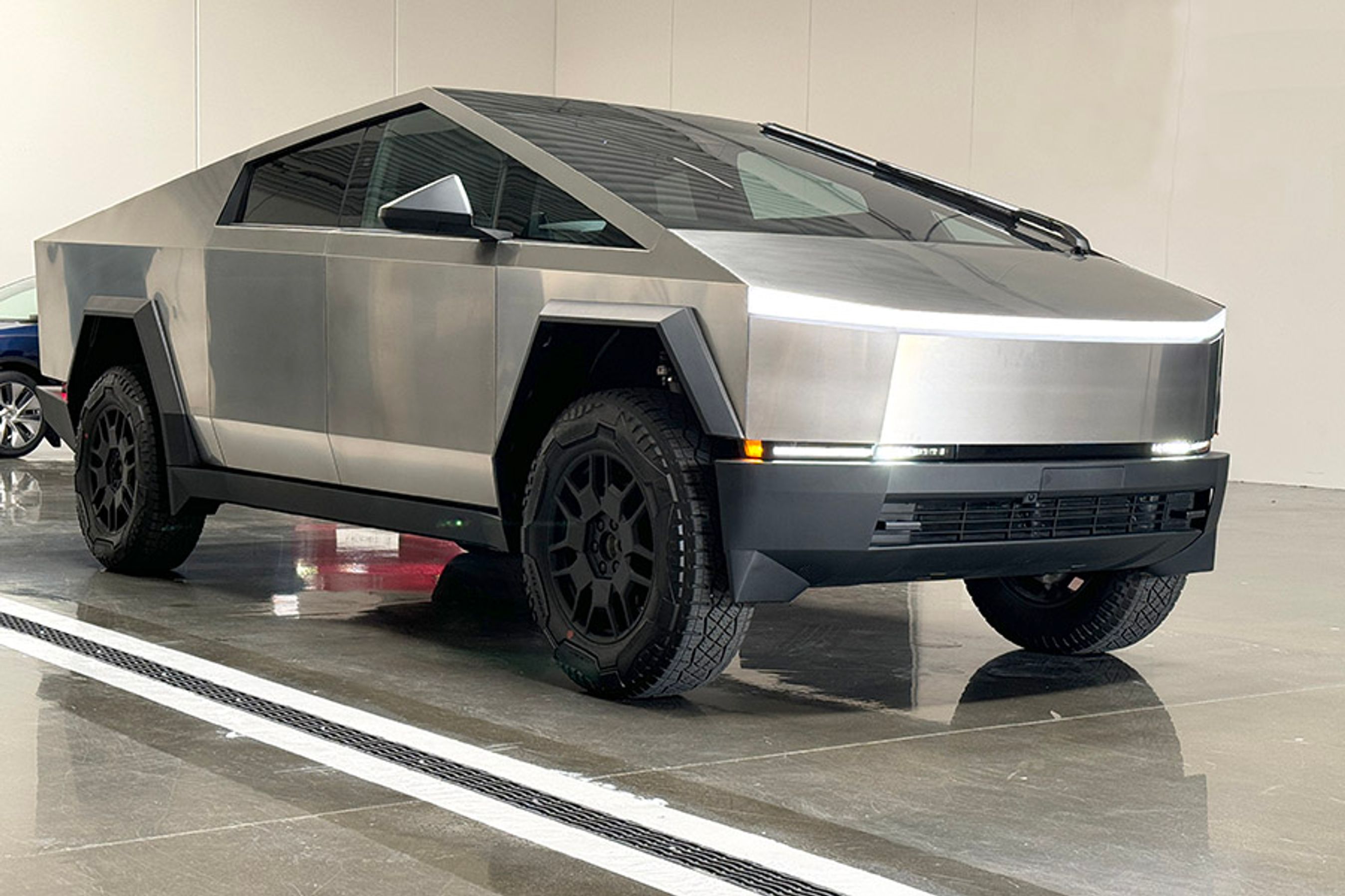 Det mest pudsige er, at der ikke er et Tesla-logo noget sted på bilen. Formen i sig selv er så unik, at Cybertruck sælges uden nogen form for logoer eller branding.