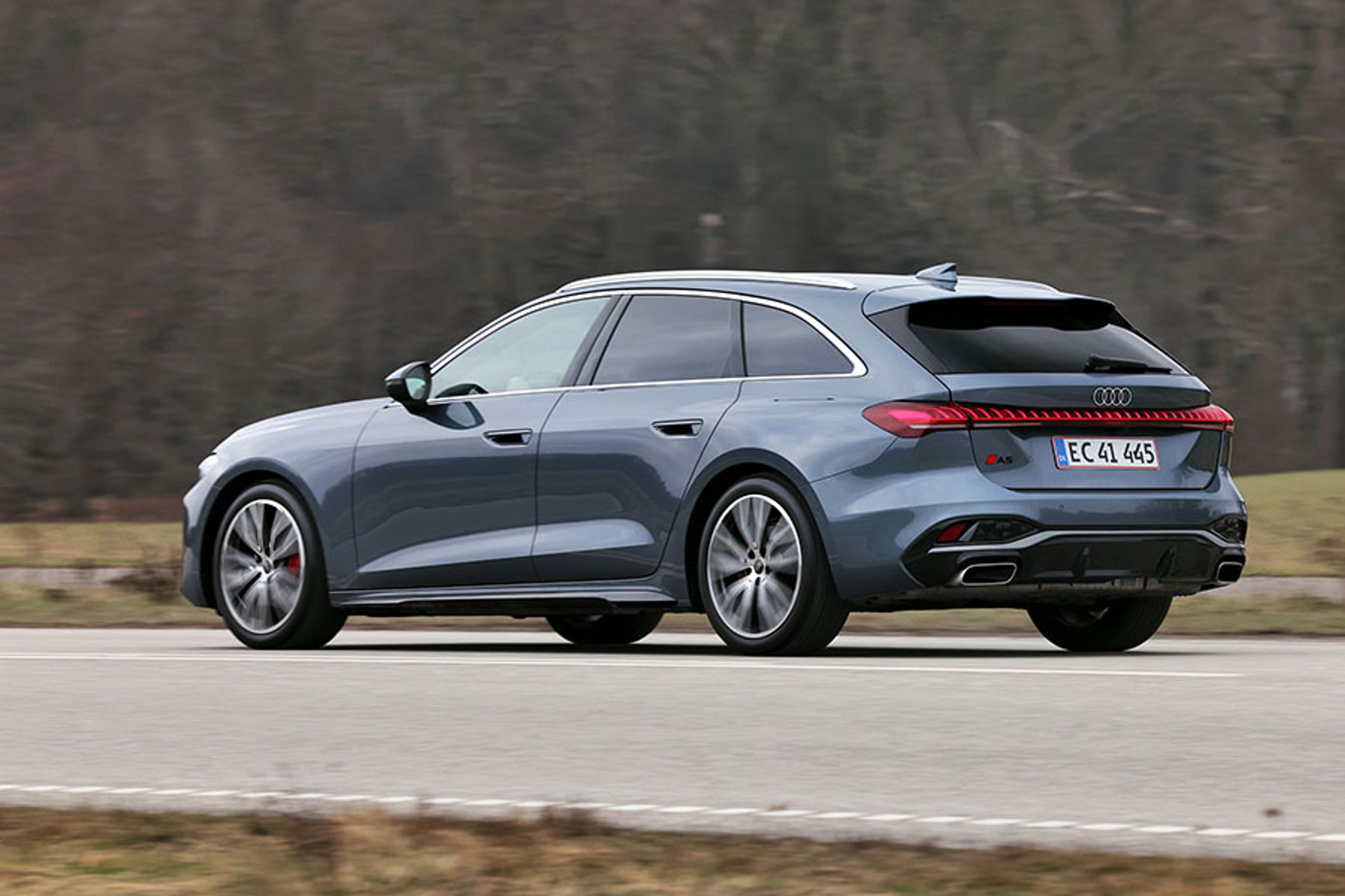 Avant-formen er klassisk og elegant. Der er kommet en genkendelig lyssignatur på bagenden, men ellers er der ikke den store forandring. Du kan se, at der er tale om en benzinbil, på de to udstødningsrørhaler placeret yderst på bagkofangeren.