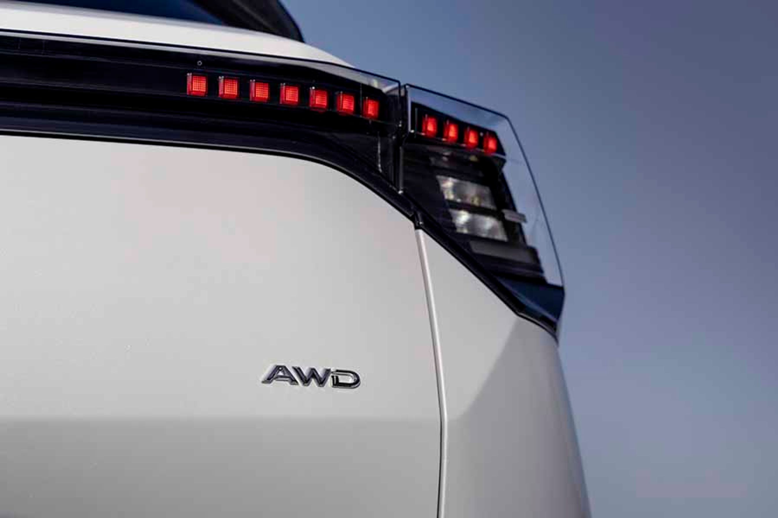 Baglygten er nærmest skulpturelt udformet. Der er altid lys i baglygterne. Her er det Toyota Urban Cruiser i udgaven med firehjulstræk – AWD – der er fotograferet.