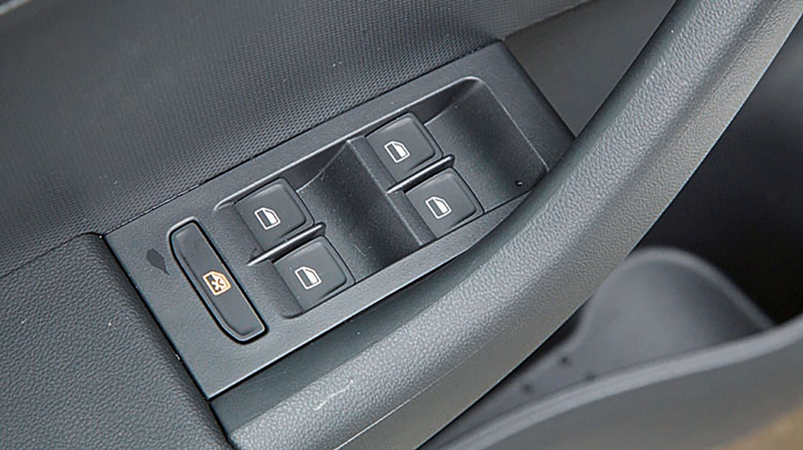 Udstyret er på et pænt niveau, og bl.a. er der elruder i alle døre i Skoda Rapid.