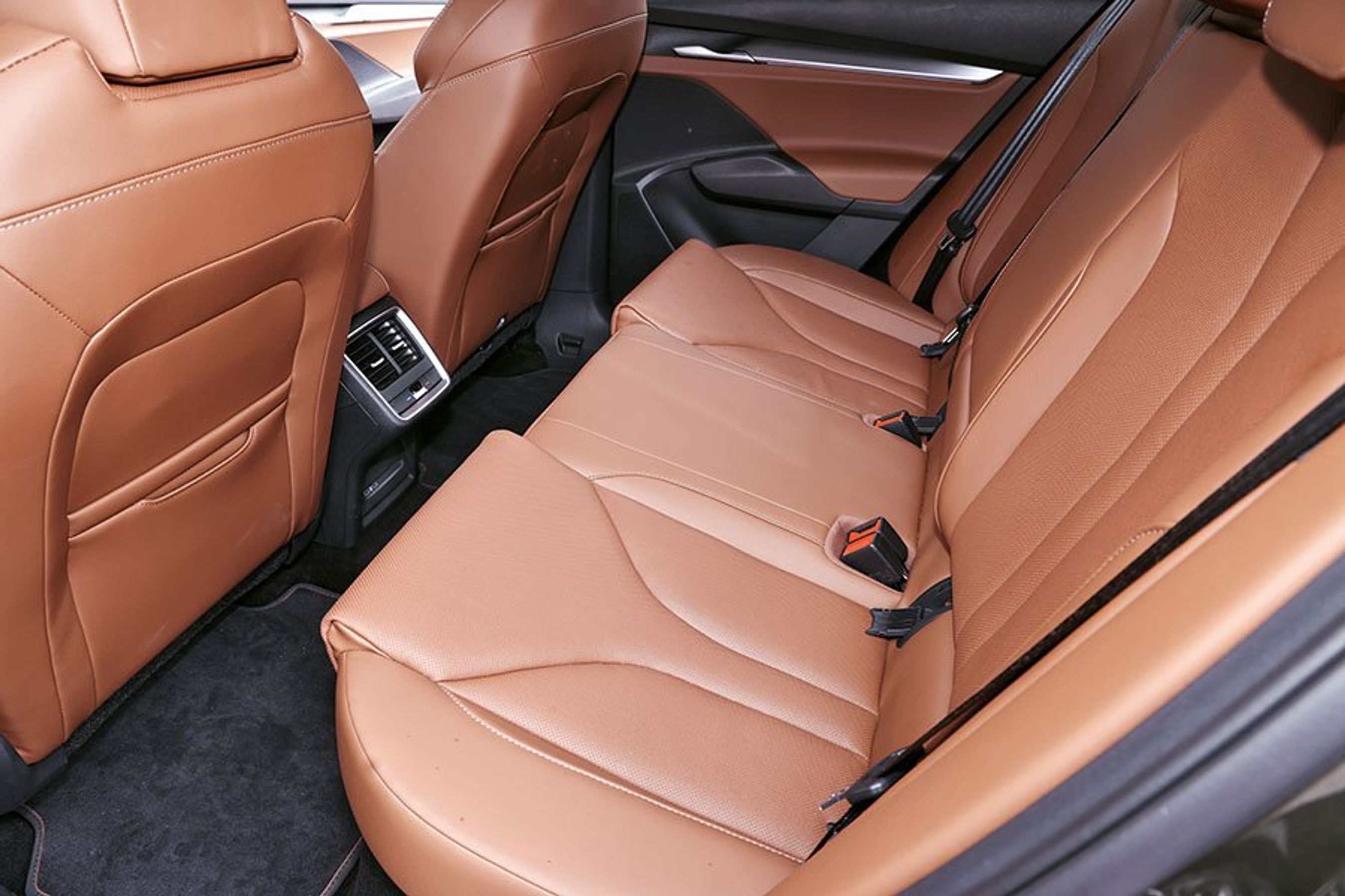 Bagsæde med brunt læderbetræk i en Skoda Enyaq