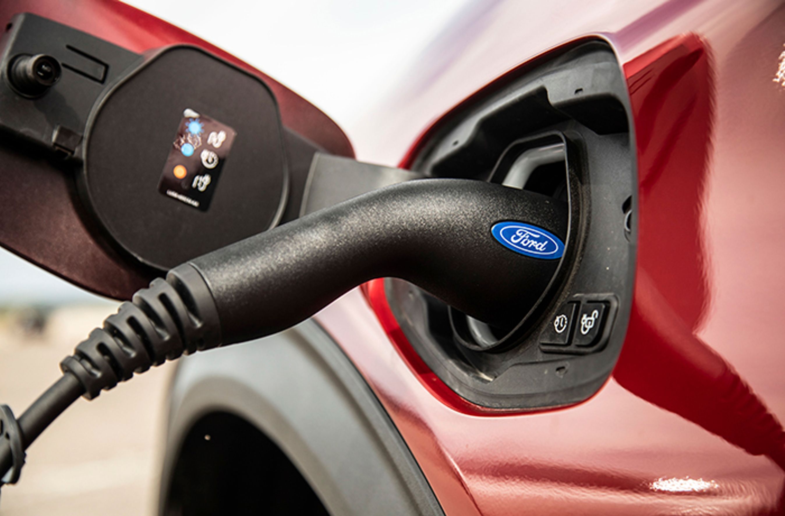 Batteriet til plugin-teknikken kan oplades via et stik ved venstre forhjul. Det tager 3,5 timer at lade bilen helt op, hvis man benytter en ladeboks. Den medfølgende nødlader trækker maksimalt seks ampere, og med den tager det ca. 10 timer at få bilen ladet op.