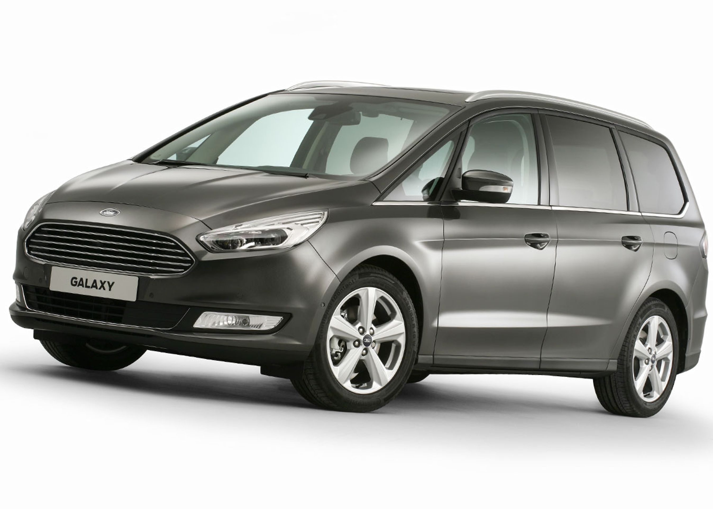 Galaxy er umiskendelig en MPV, men Mondeo-trill'en og de forholsvis smalle og tilbagetrukne forlygter er med til at give dynamik. Lygterne kan fås med fuld LED-teknik, der kan kombinere nær- og fjernlys på én gang uden at blænde. Fotos: Ford