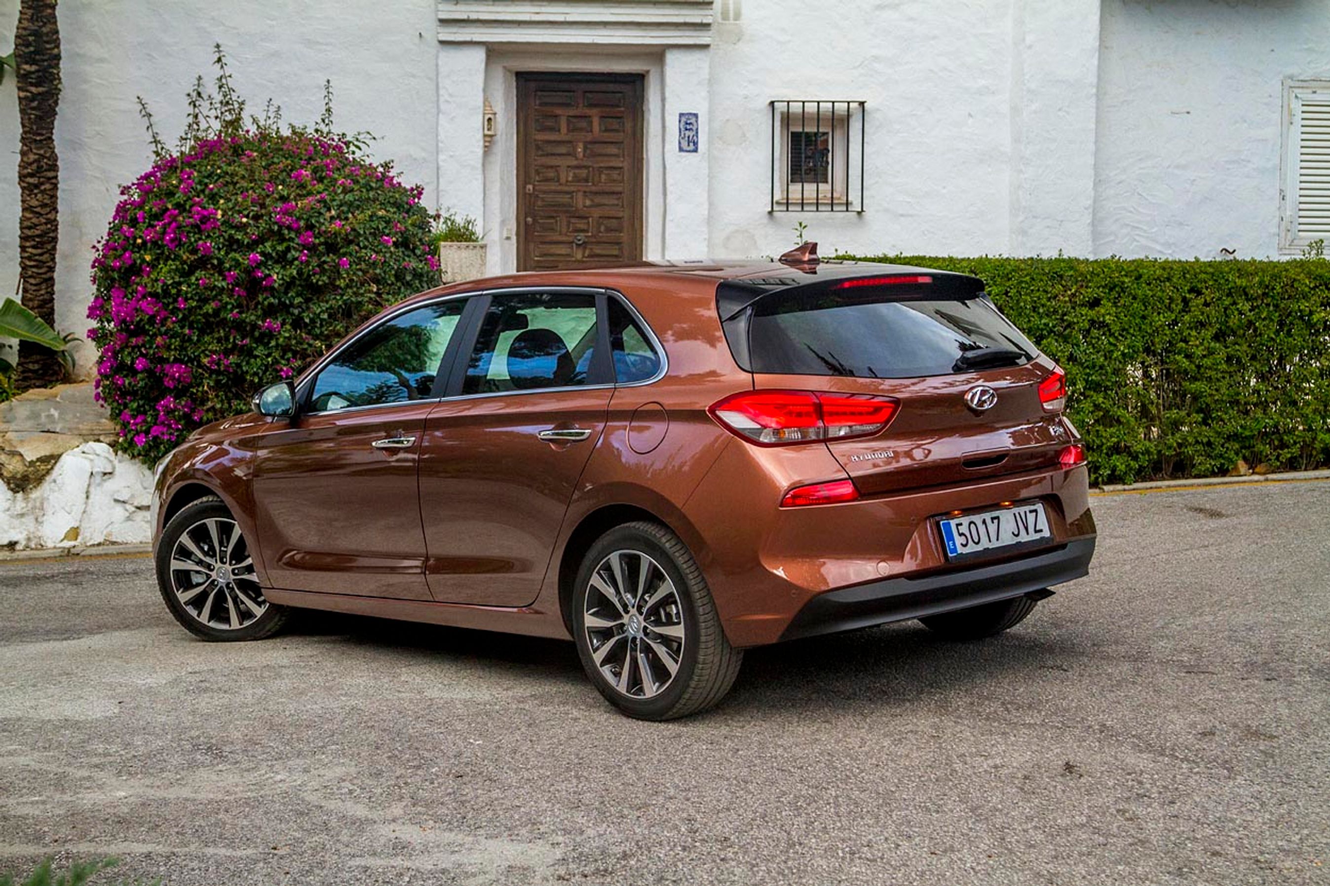 i30 har sit helt eget design, men proportioner minder meget om andre mellemklassebiler. Den brede bageste hjørnestolpe er muligvis godt for designet, men gør ikke noget godt for udsynet fra førersædet. Foto: Torben Arent, FDM