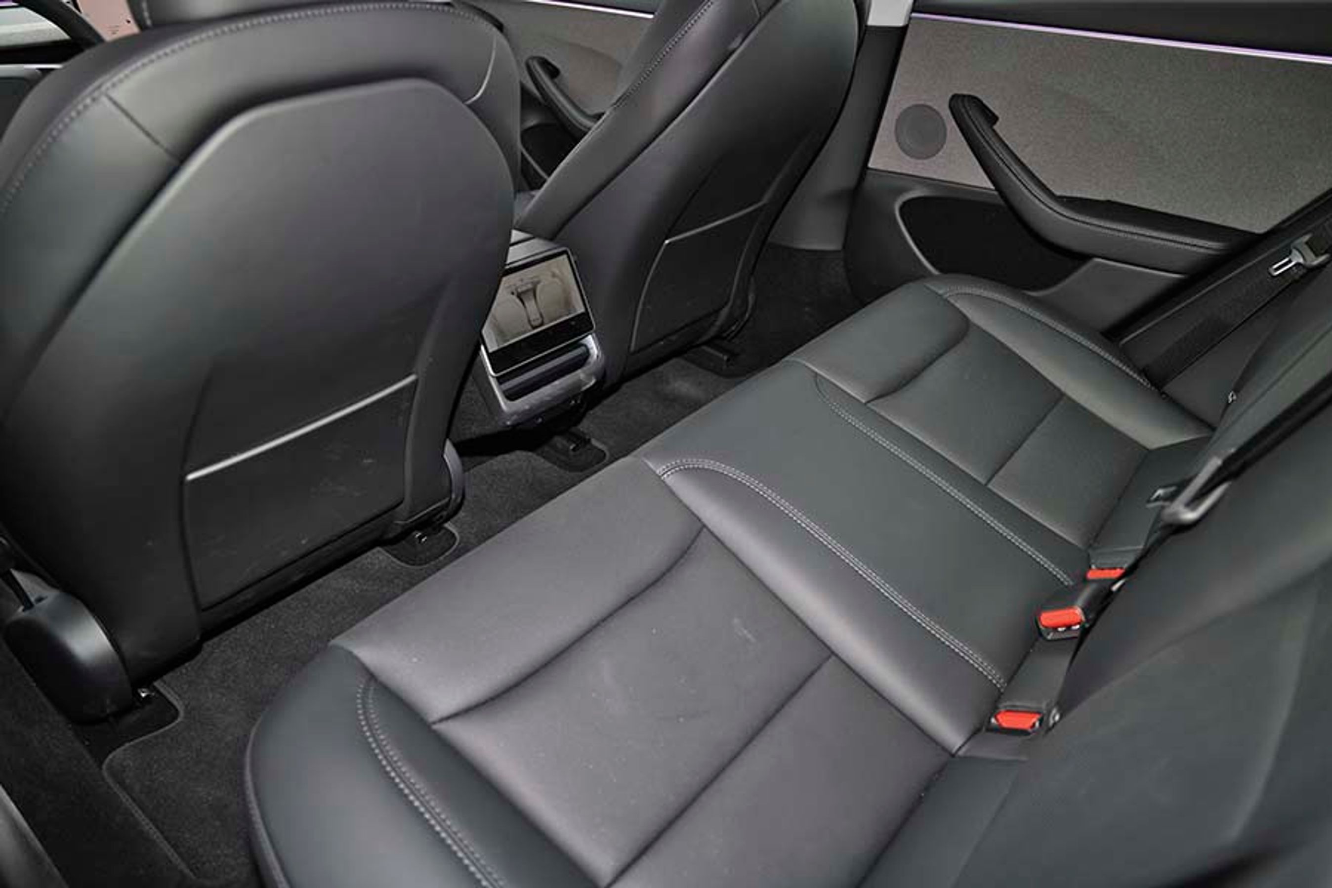 Som noget nyt er der nu en skærm mellem forsæderne, hvor bagsædepassagererne kan styre klimaet eller lade sig underholde via indbyggede apps.