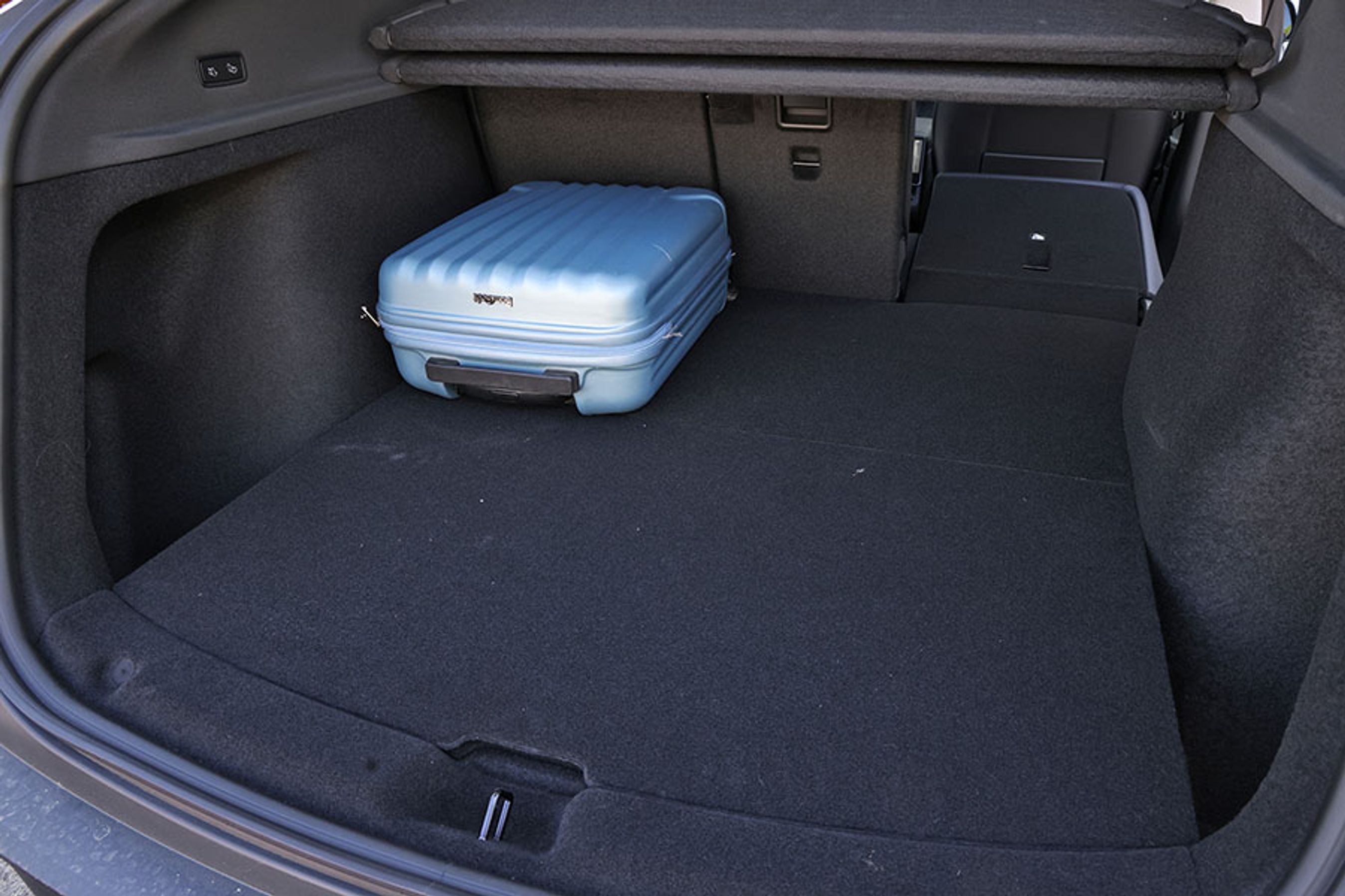 Bagagerummet er ikke kæmpestort, idet især højden under hattehylden kan drille med visse genstande. Netop hattehylden er blevet redesignet og fungerer langt bedre og kan pakkes ned under bagagerumsbunden.