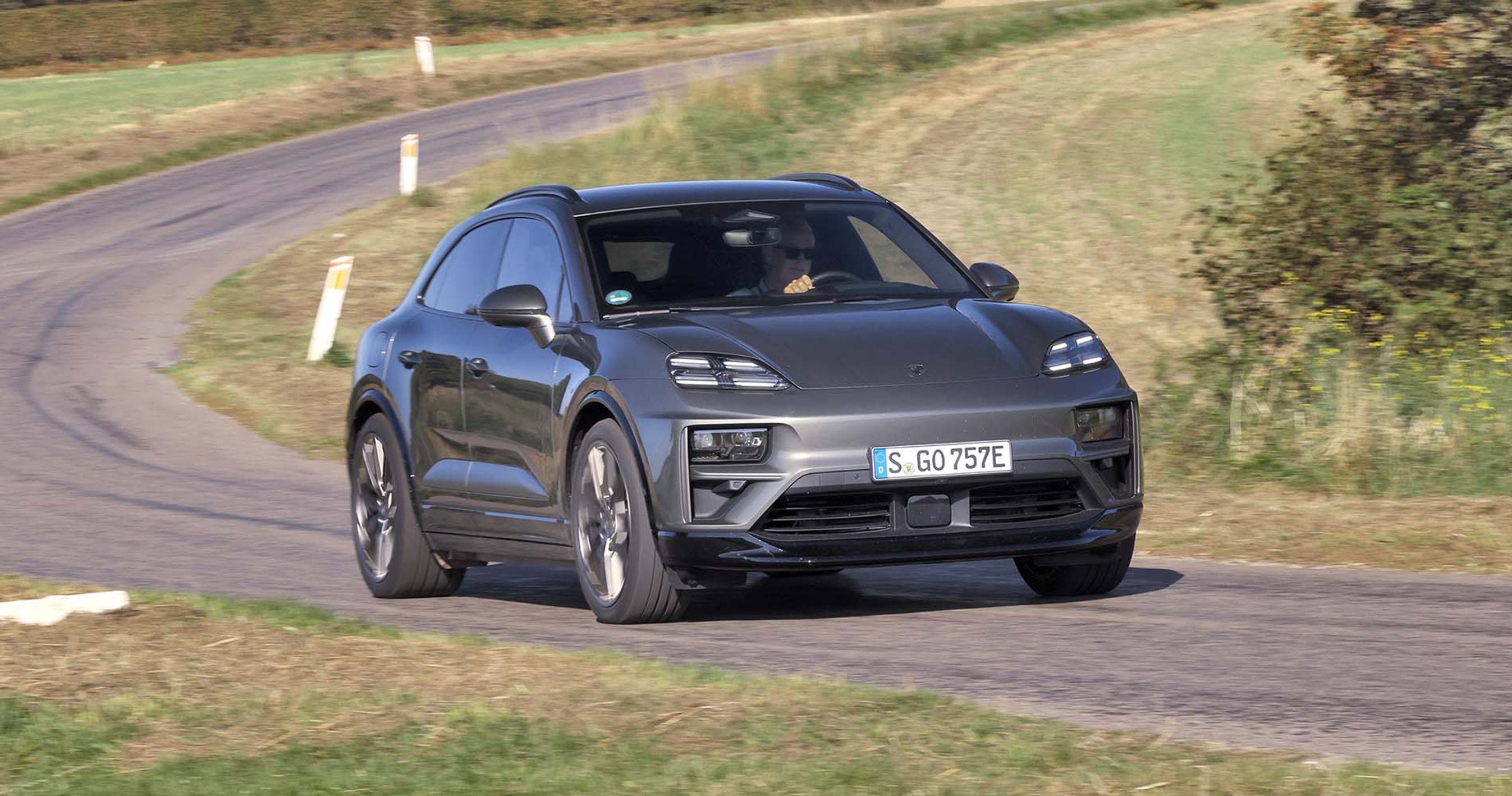 Porsche Macan kører i et sving