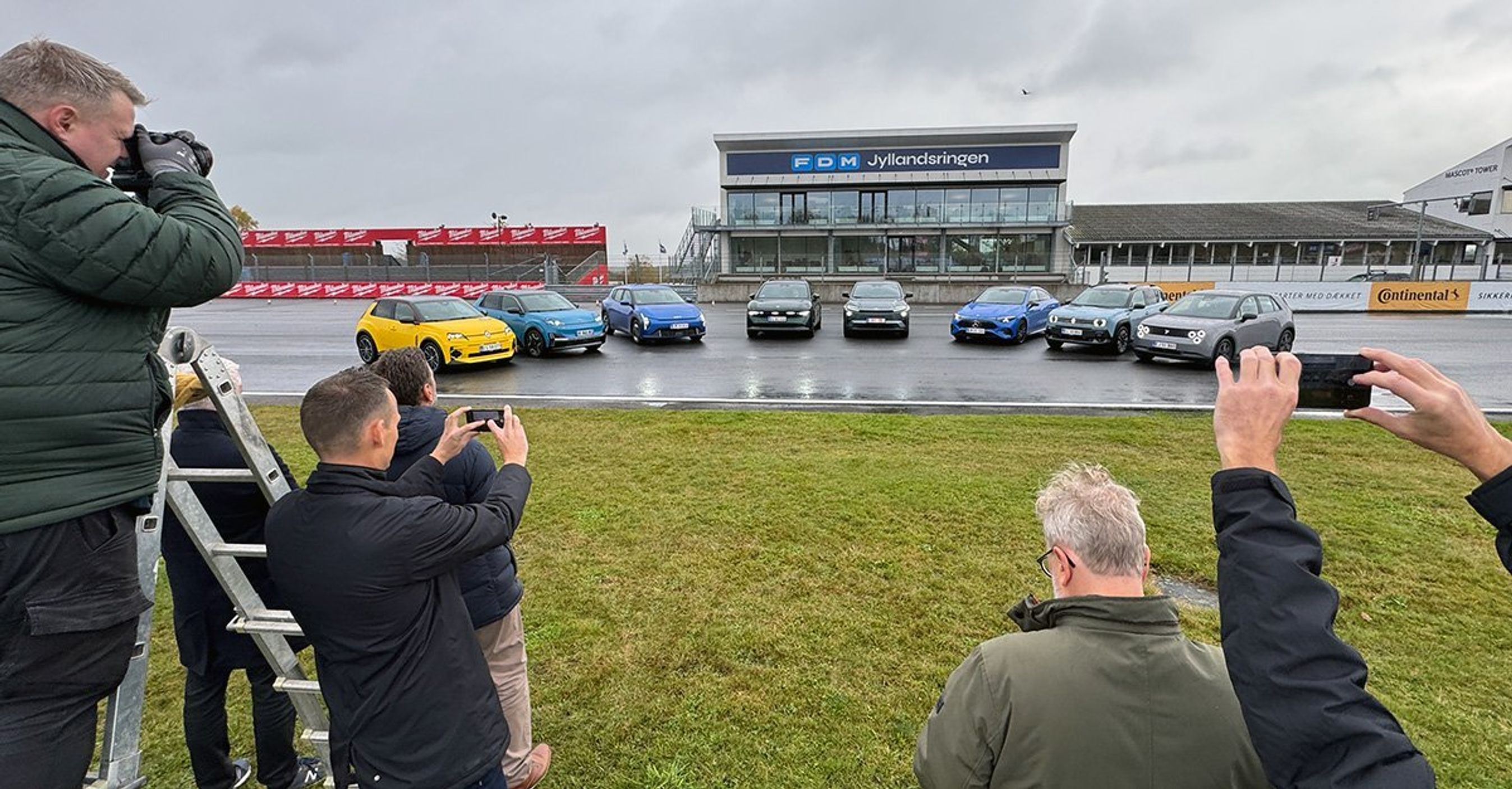 Fotografer foran bilfelt.