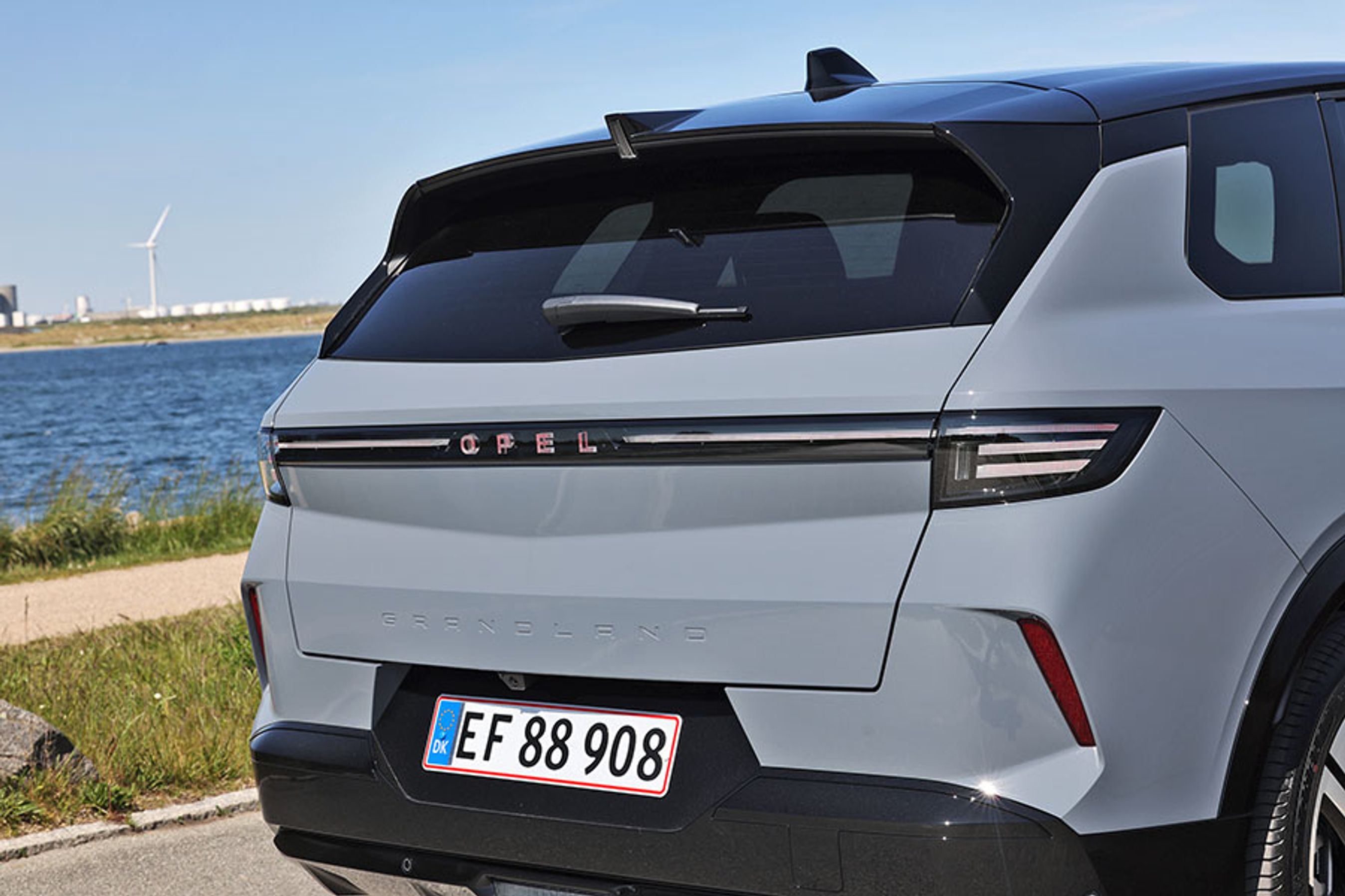 Designet bagtil er moderne, og baglygternes lysbånd løber i hele bilens bredde. Der er bagrudevisker, og bilen må udstyres med et aftageligt anhængertræk. Bilen må trække op til 1.200 kg.