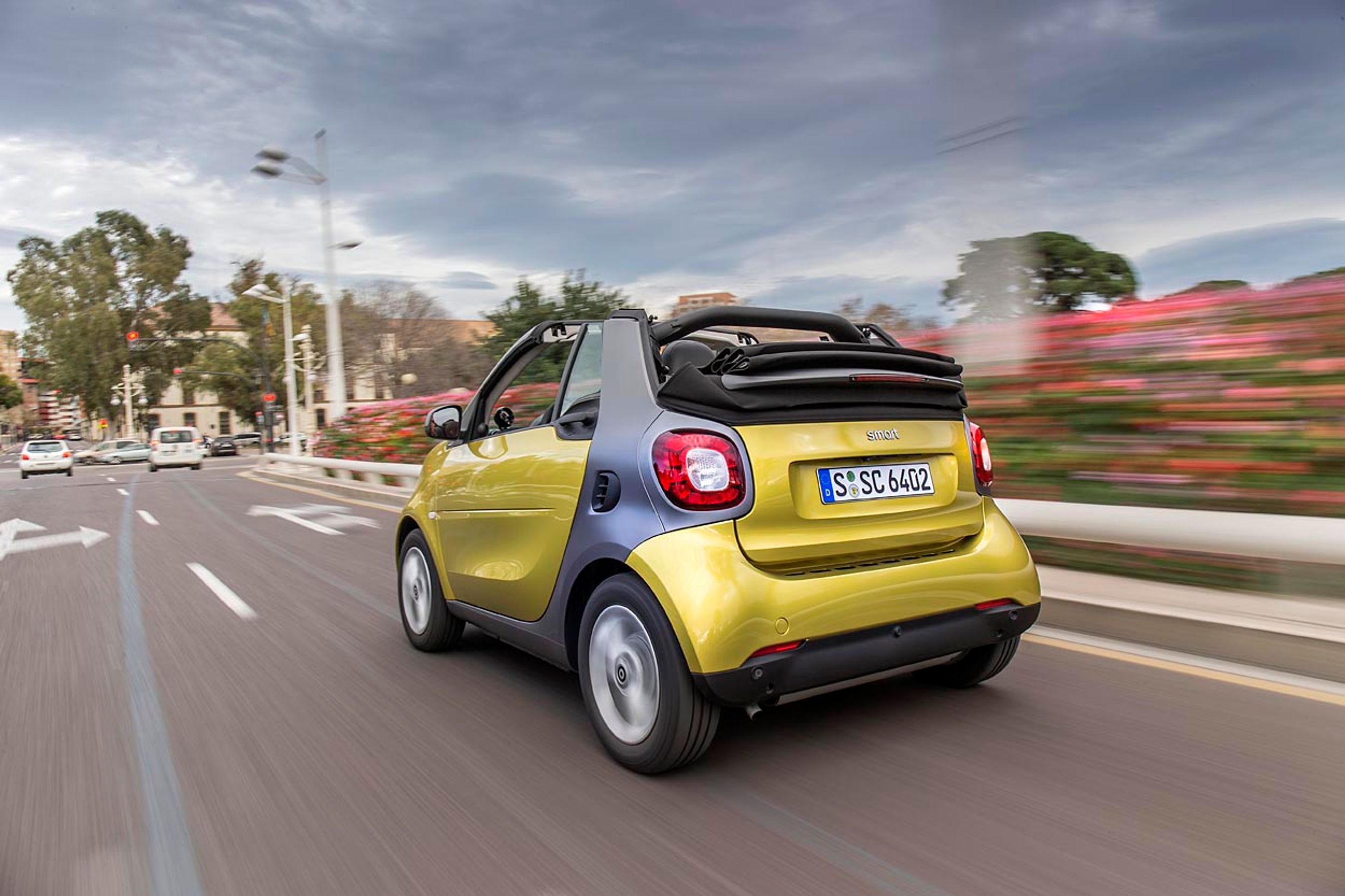 Med en længde på bare 2,7 meter er Smart en af verdens korteste biler. Den passer perfekt til bykørsel, men kan nu også køre pænt på motorvej. Fotos: Smart