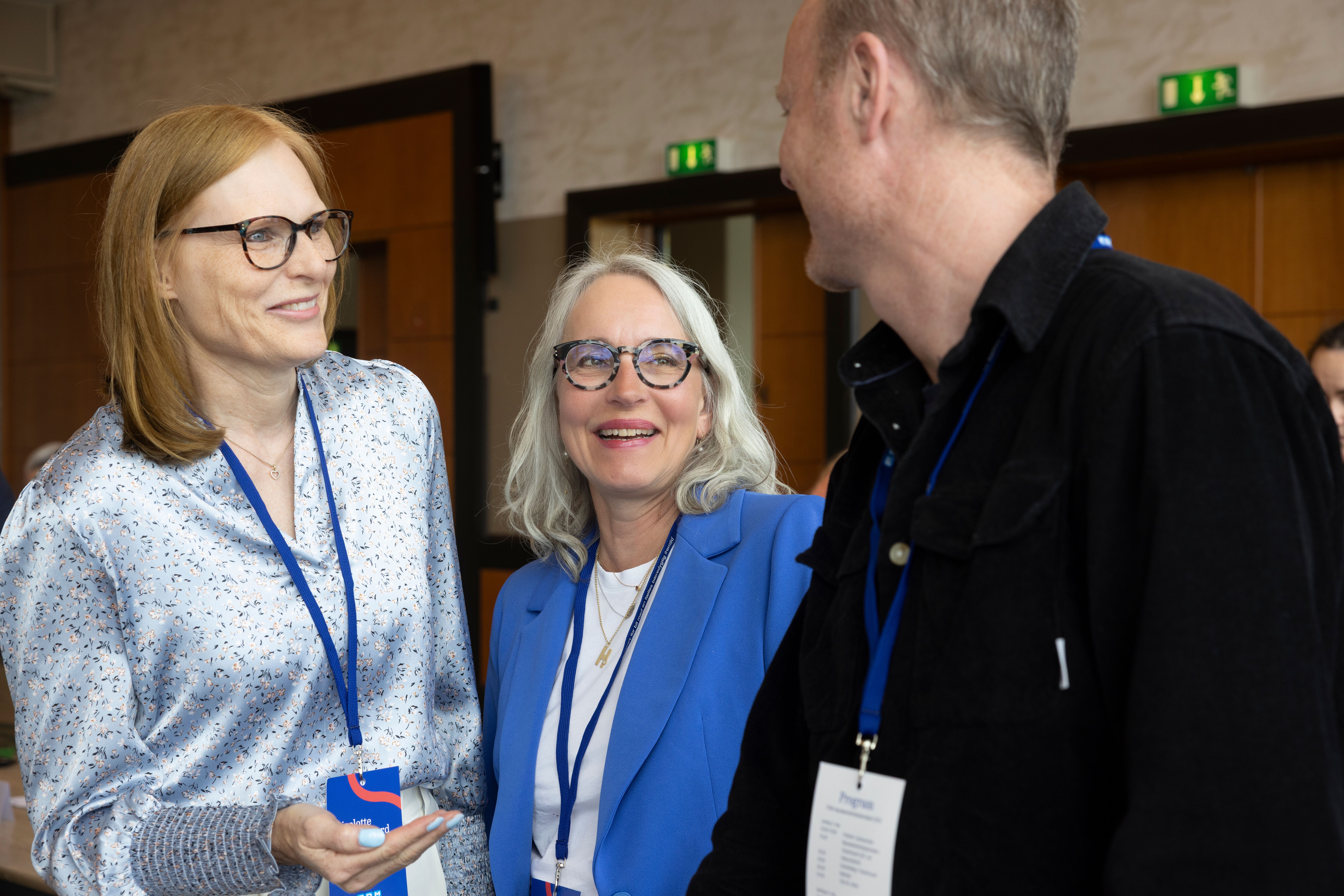 Tre deltagere fra FDMs repræsentantskab taler sammen under møde