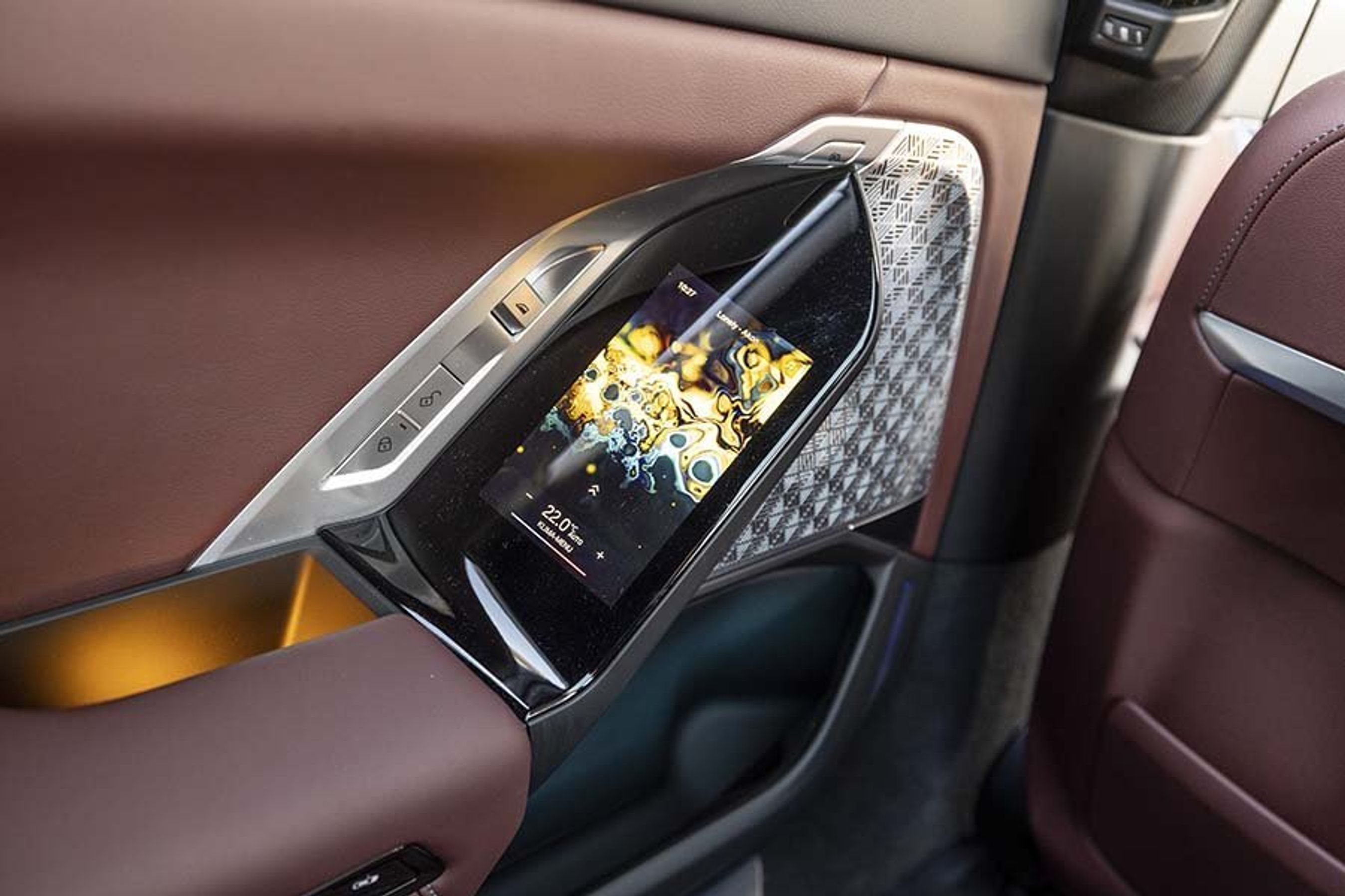 Touchskærm i armlænet på bagdøren af en BMW i7