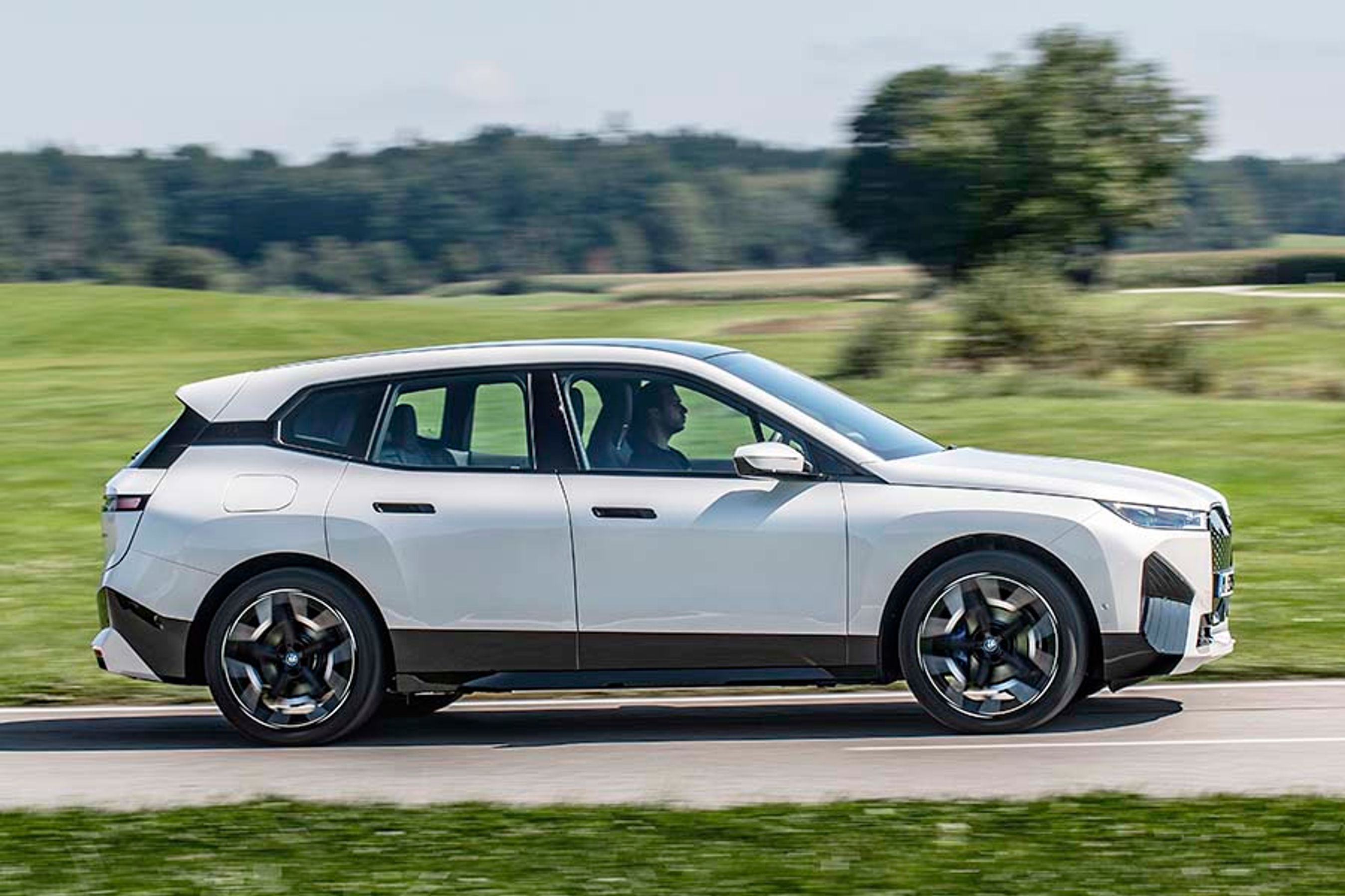 Akselafstanden er tre meter, og BMW iX er i det hele taget en stor bil. Alligevel er den ganske let at se på med sine glatte overflader og relativt store rudearealer.