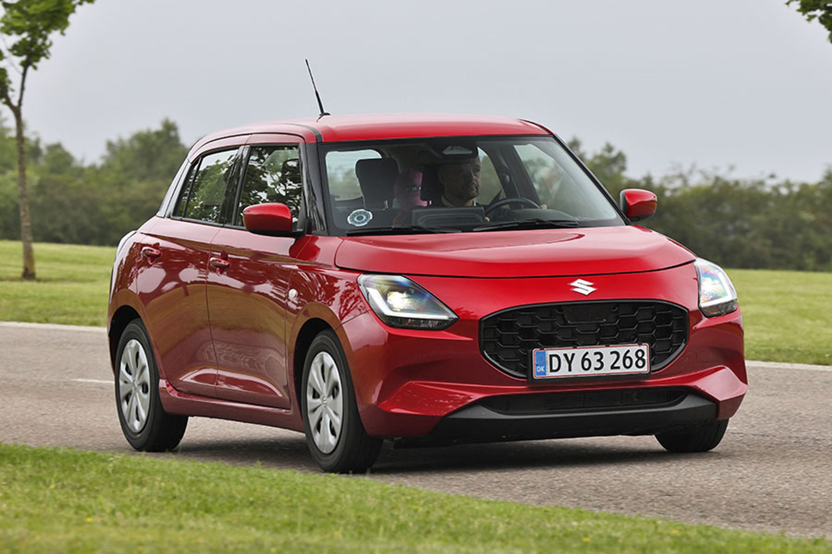 Suzuki Swift er nu kommet i en helt ny generation, der dog ligner forgængeren en del. Motoren er helt ny, men den velkendte gode benzinøkonomi er bevaret.