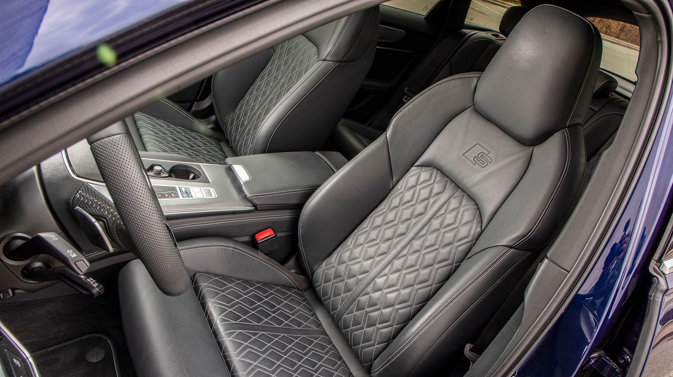 Lædersæderne ser fede ud og har flotte syninger, men de faste hovedstøtter giver et markant dårligere udsyn fra bagsædet. Så passagerne på anden række har sværere ved at følge med i trafikken. 