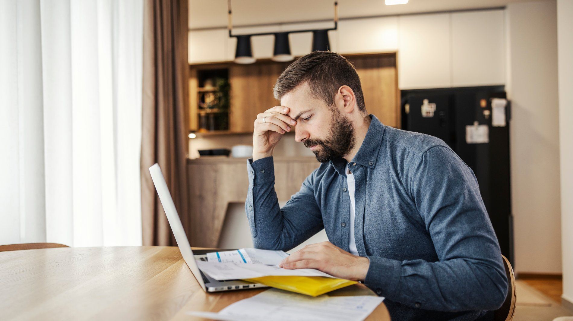mand kigger på sin strømregning fra FDM strøm