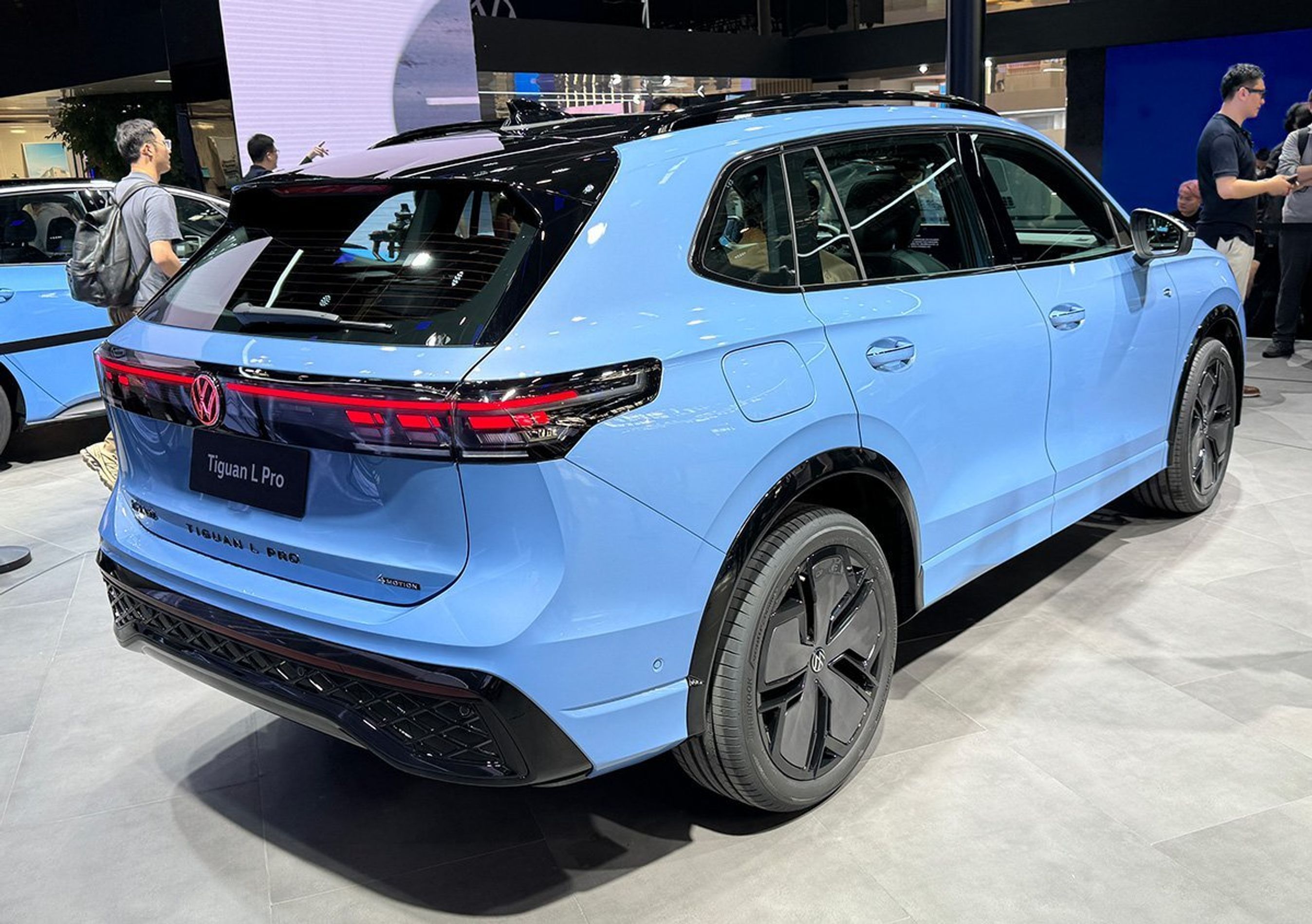 Lyseblå vw tiguan set bagfra.