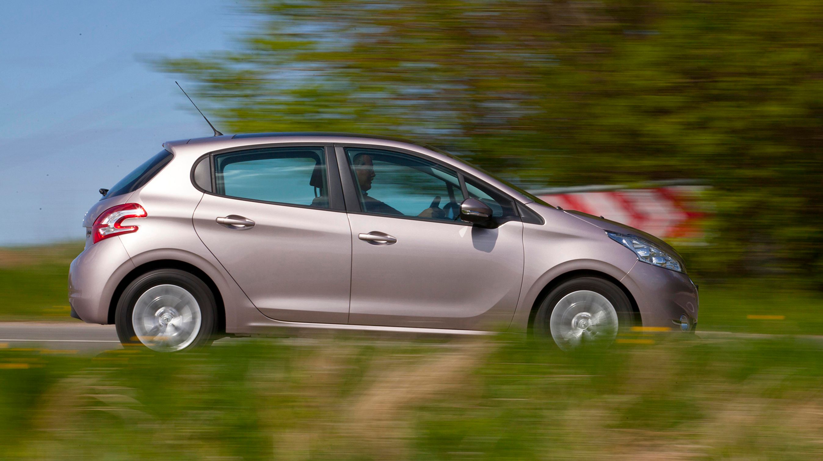 Peugeot 208 fås både med to og fire sidedøre. Bilerne er designmæssigt ikke ens, og denne femdørsudgave er familieudgaven, mens tredørsudgaven enten er den billigste eller den mest sportslige.