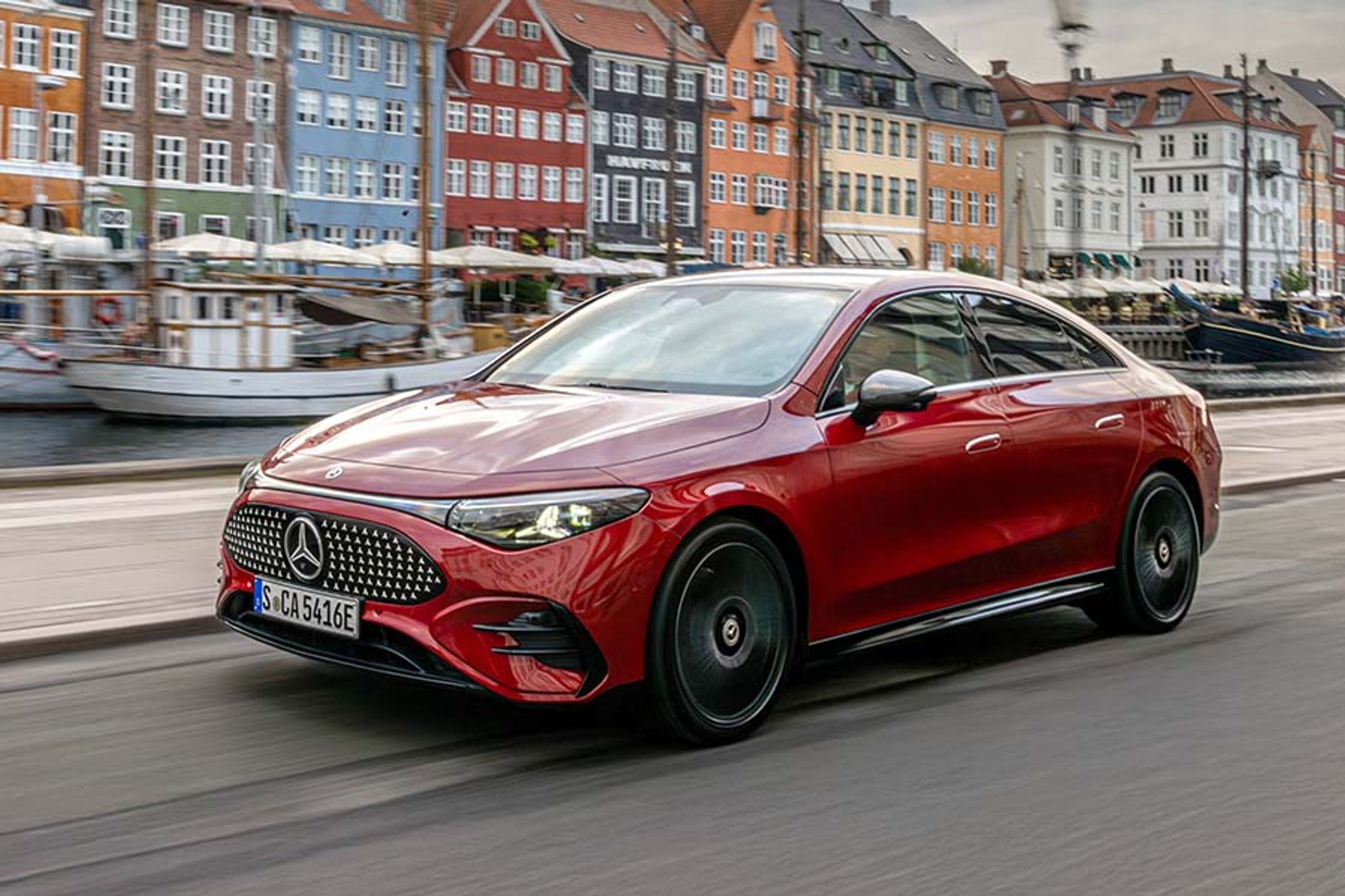 København lagde omgivelser til den internationale prøvekørsel af den nye Mercedes-Benz CLA. Der er tale om en elektrisk firedørs sedan i en størrelse, der kan sammenlignes med Tesla Model 3.