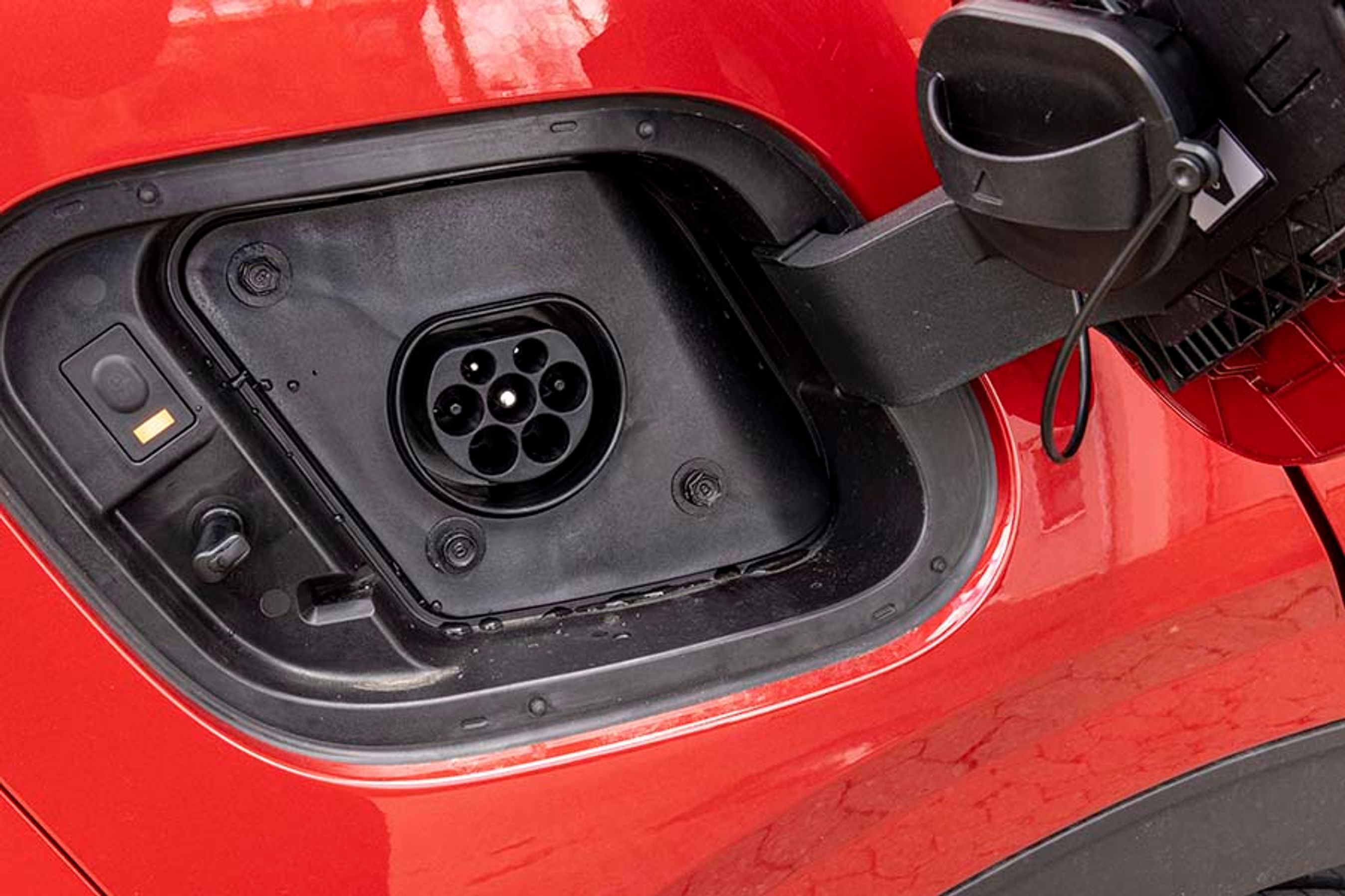 Ladestikket er placeret ved højre baghjul. Der kan maksimalt lades med 3,6 kW via en enkelt fase, og det giver en ladetid på ca. fire timer, før batteriet på 13,8 kWh er ladet helt op.