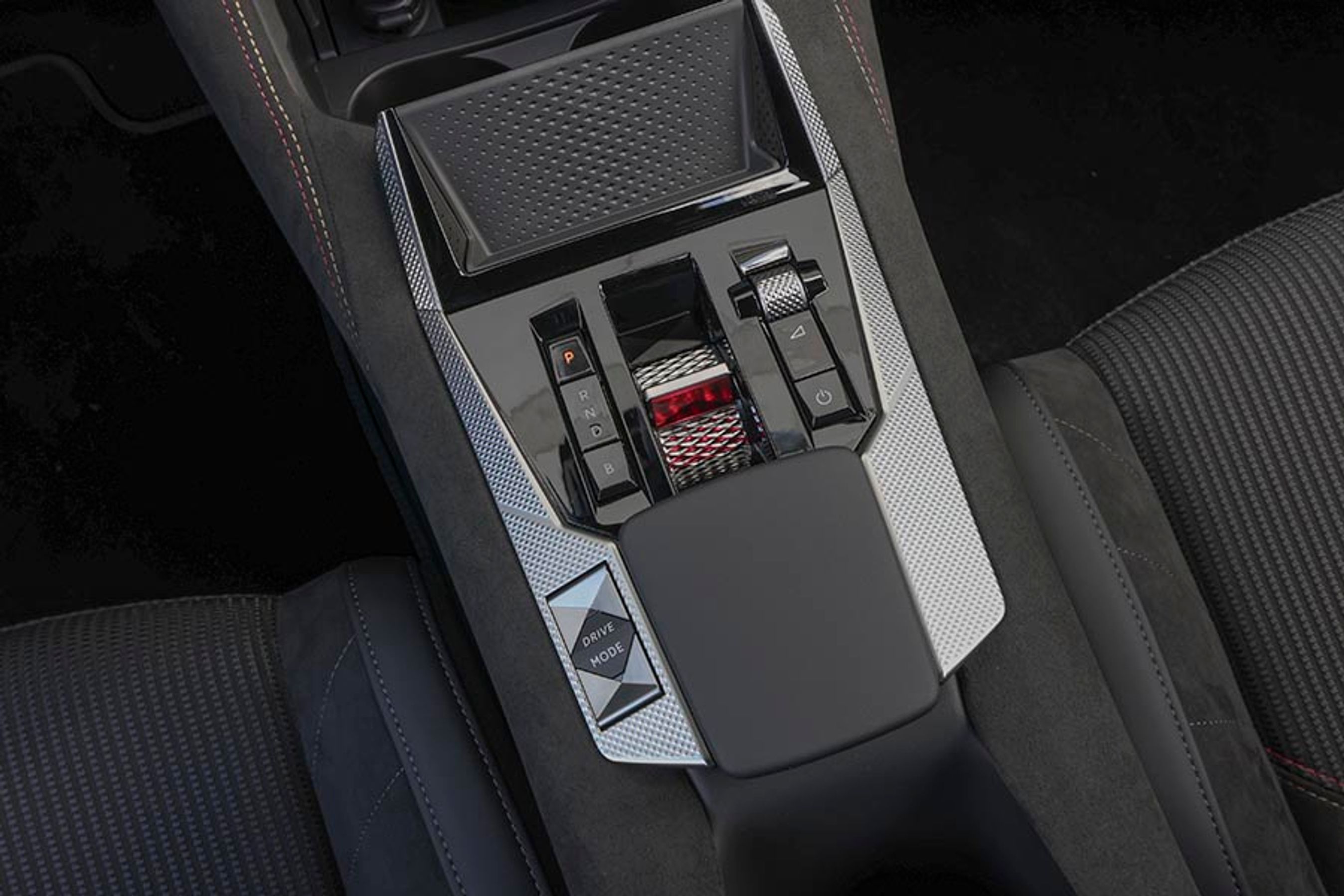 Gearvælgeren er udformet som en lille vippekontakt mellem forsæderne, og med Drive-Mode-omskifteren kan man indstille bilen til kun at køre på el. Så har man ca. 50 km på el, hvis batteriet er helt opladet.