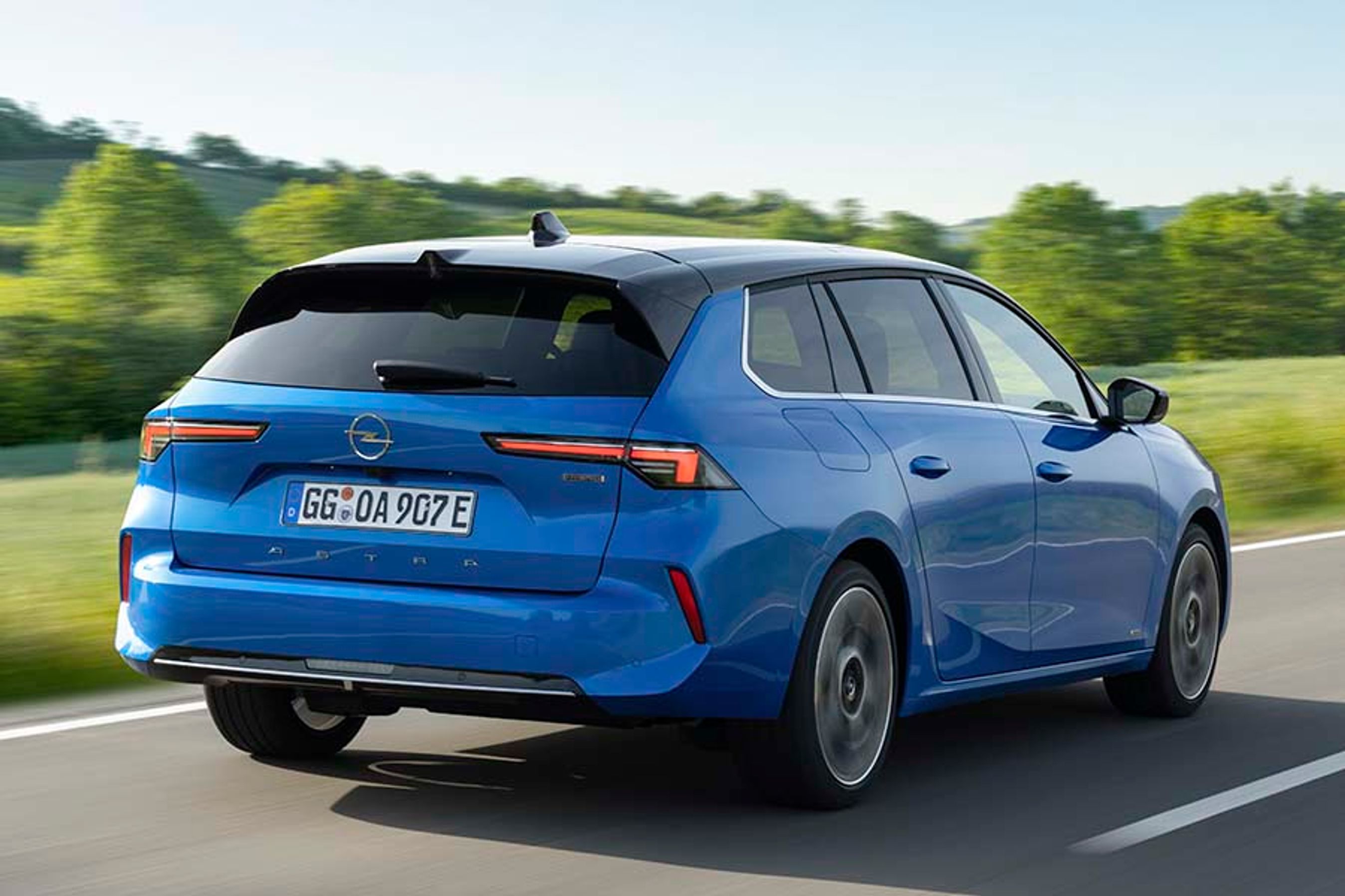 Bagklappen går langt ned, og læssekanten er dermed lav. Det betyder, at nummerpladen er flyttet op til en noget dominerende placering i forhold til den femdørs.