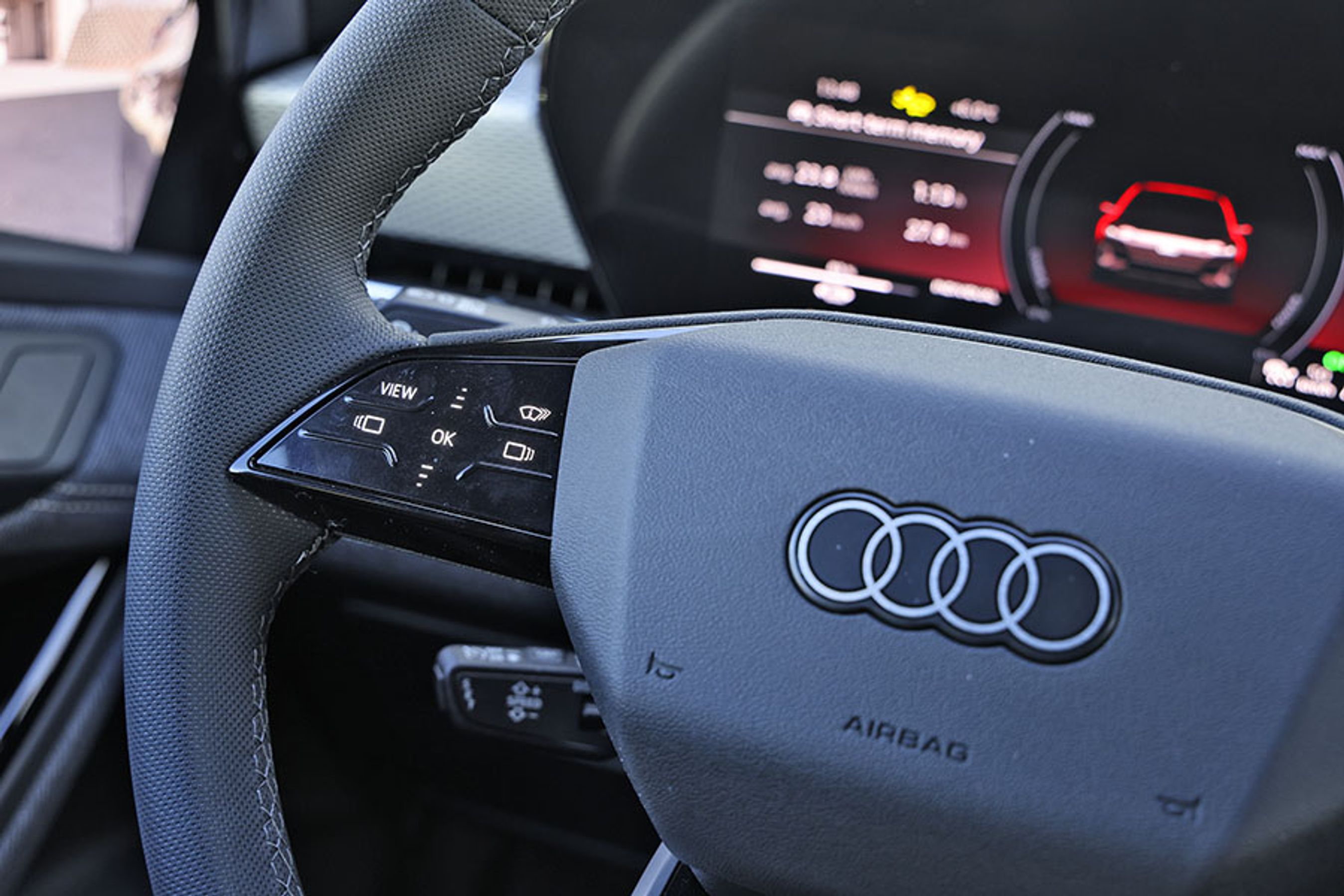 Fartpiloten aktiveres fra en separat stilk bag rattet. Den er ikke let at se, men har man først lært den at kende, så er den enkel at betjene.