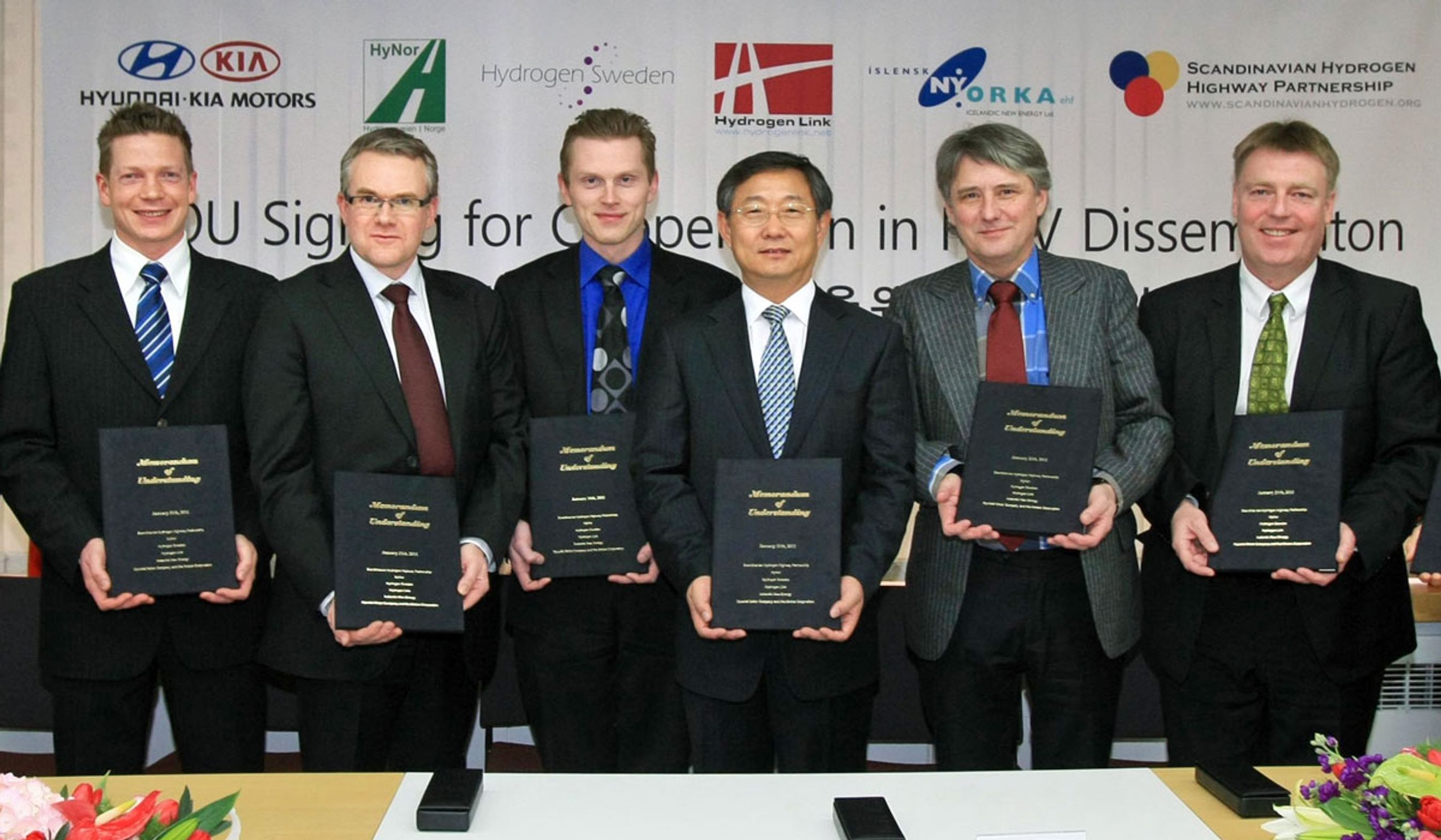 Jakkesæt i Seoul: Mikael Sloth, nr. tre fra venstre, og Flemming Wennike, nr. fem, var med ved ceremonien.