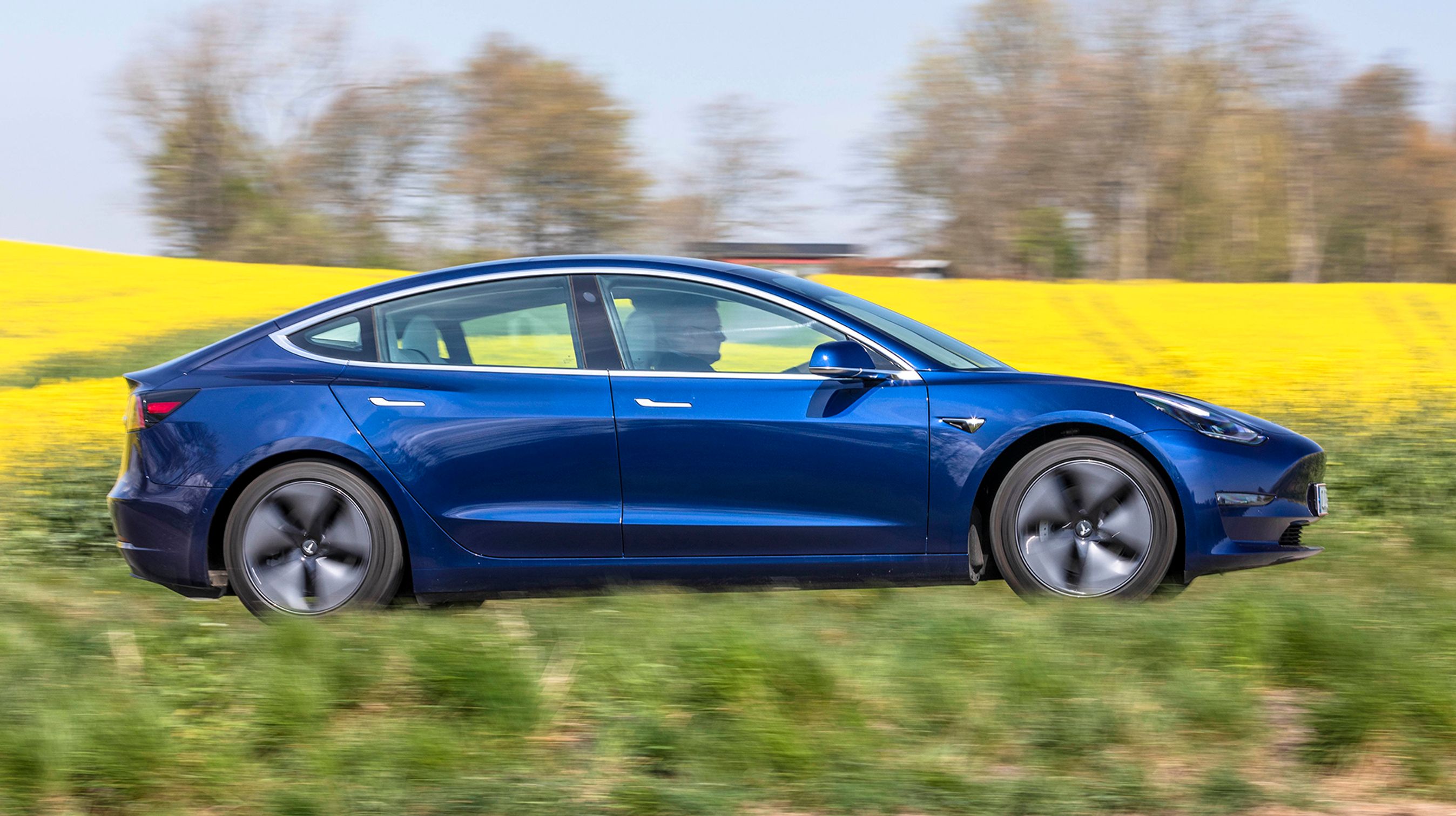 Model 3 har fået Teslas typiske front og ligner ikke mange andre biler. Der er tale om en firedørs sedan med bagagerum både fortil og bagtil.