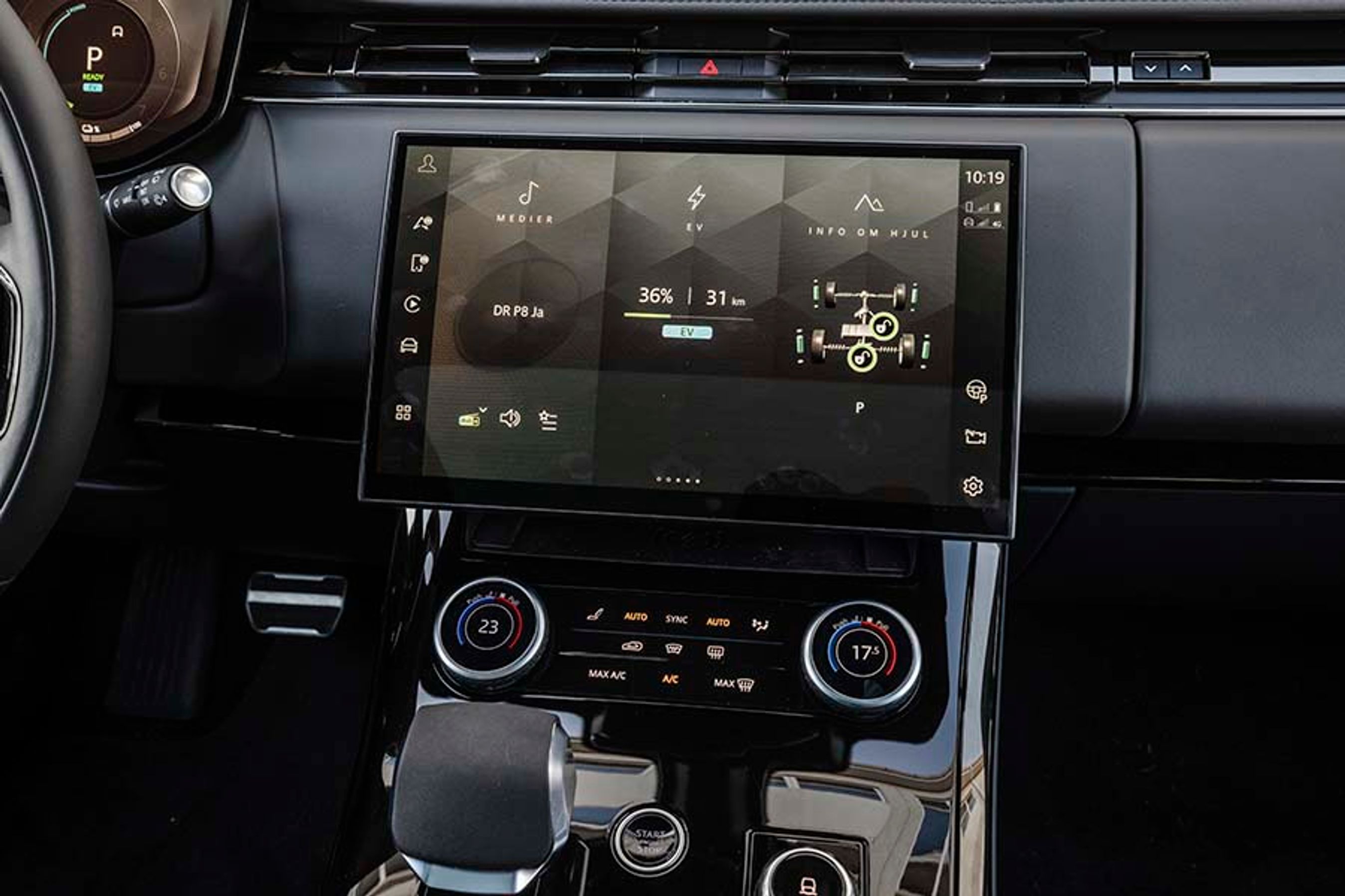 Med bilen i EV-mode kan man på skærmen følge, hvor meget strøm der er tilbage på batteriet. Batteriet er ialt på 38 kWh, hvilket giver en officiel rækkevidde på ca. 110 km.