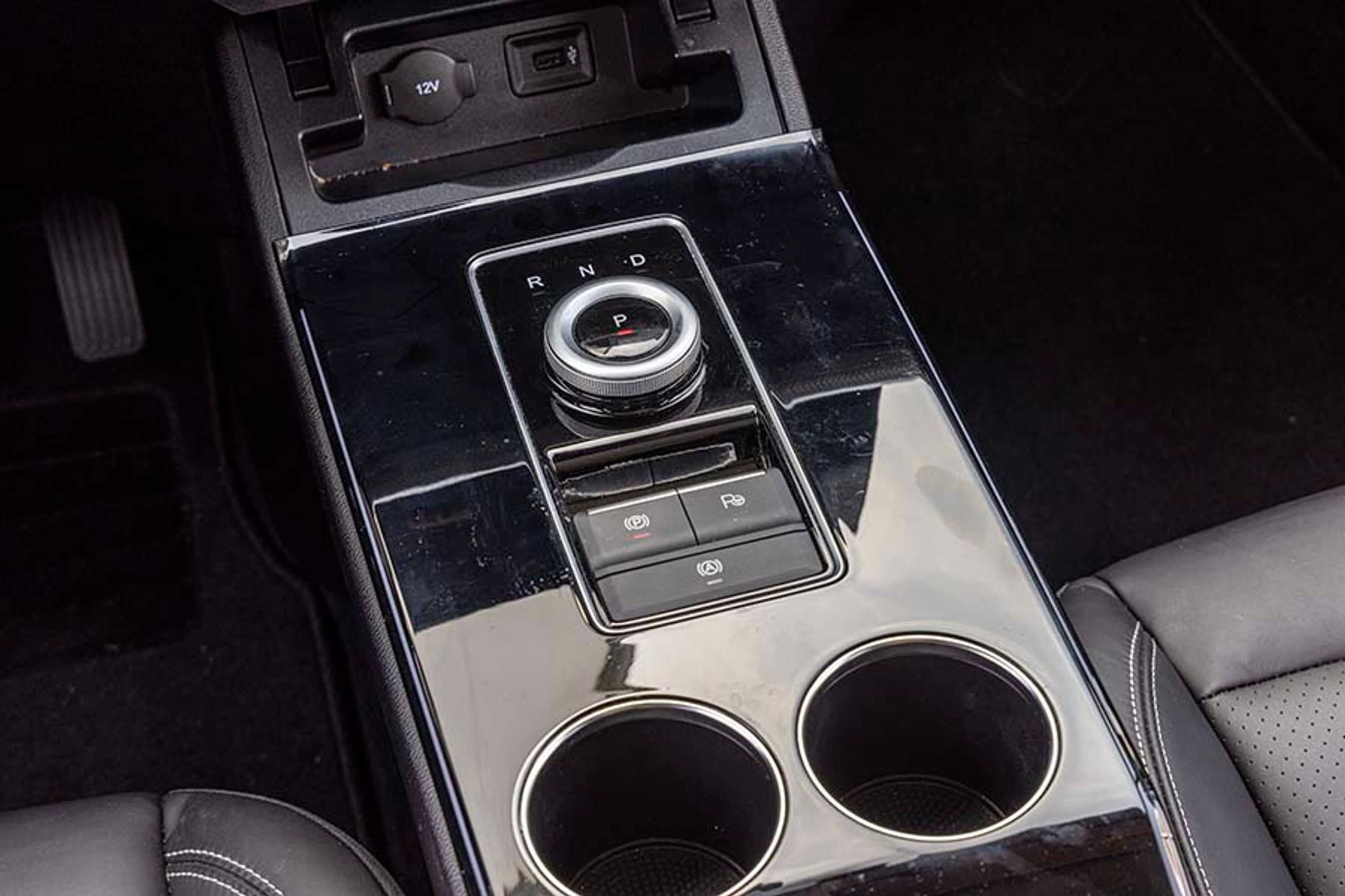 Gearvælgeren er placeret som en drejeknap mellem forsæderne og er let at betjene. Den går selv i P, når turen er slut.