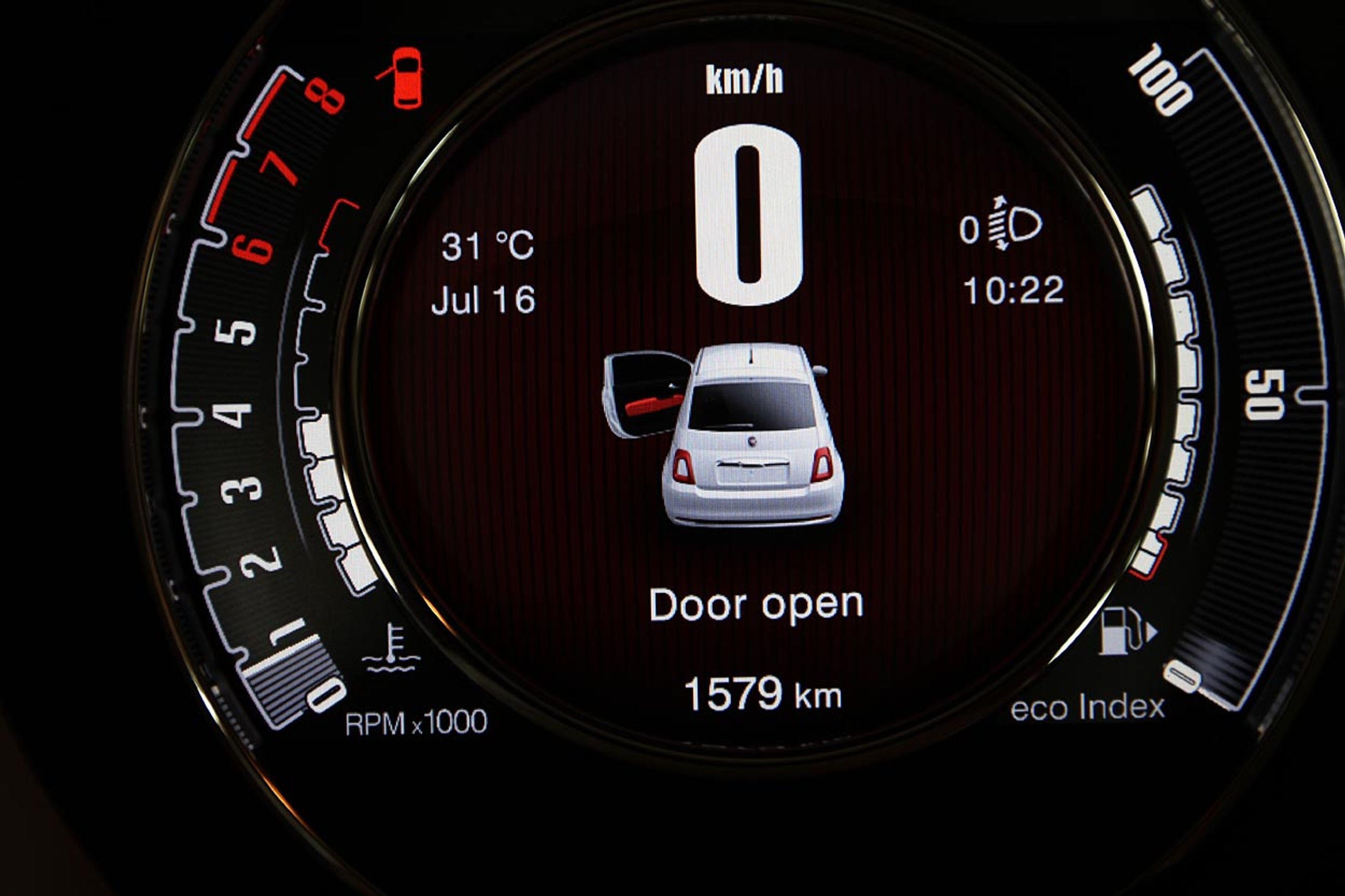 I den dyreste Lounge-model er der nu en syvtommers TFT-skærm som instrumenthus. Det virker godt og giver mulighed for et fint lille billede af bilen &