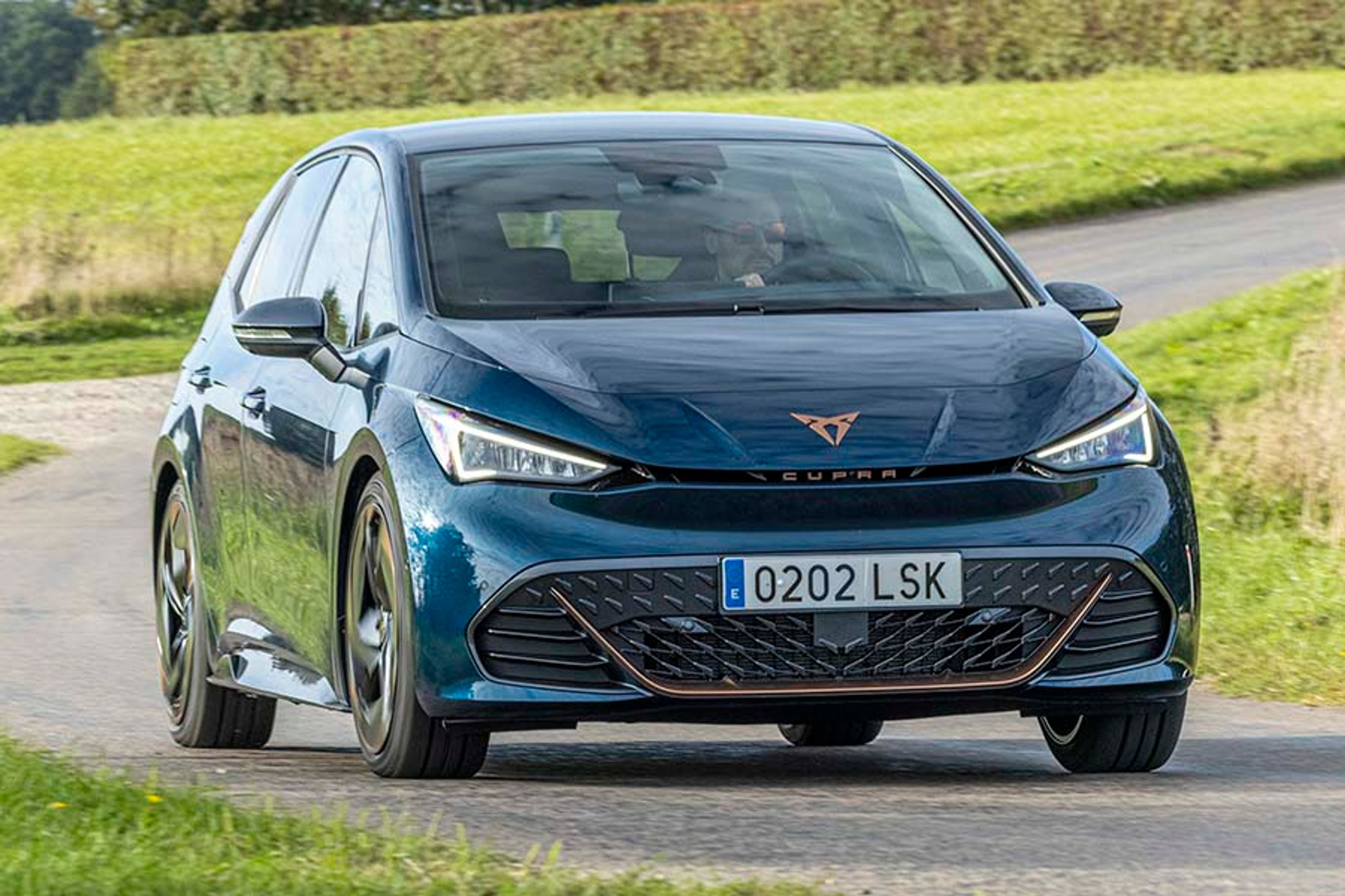 Cupra Born er den spanske udgave af den tyske VW ID.3 elbil. Trods mange fælles komponenter er det lykkedes at skabe en bil, der er helt sin egen, når man ser den udefra.