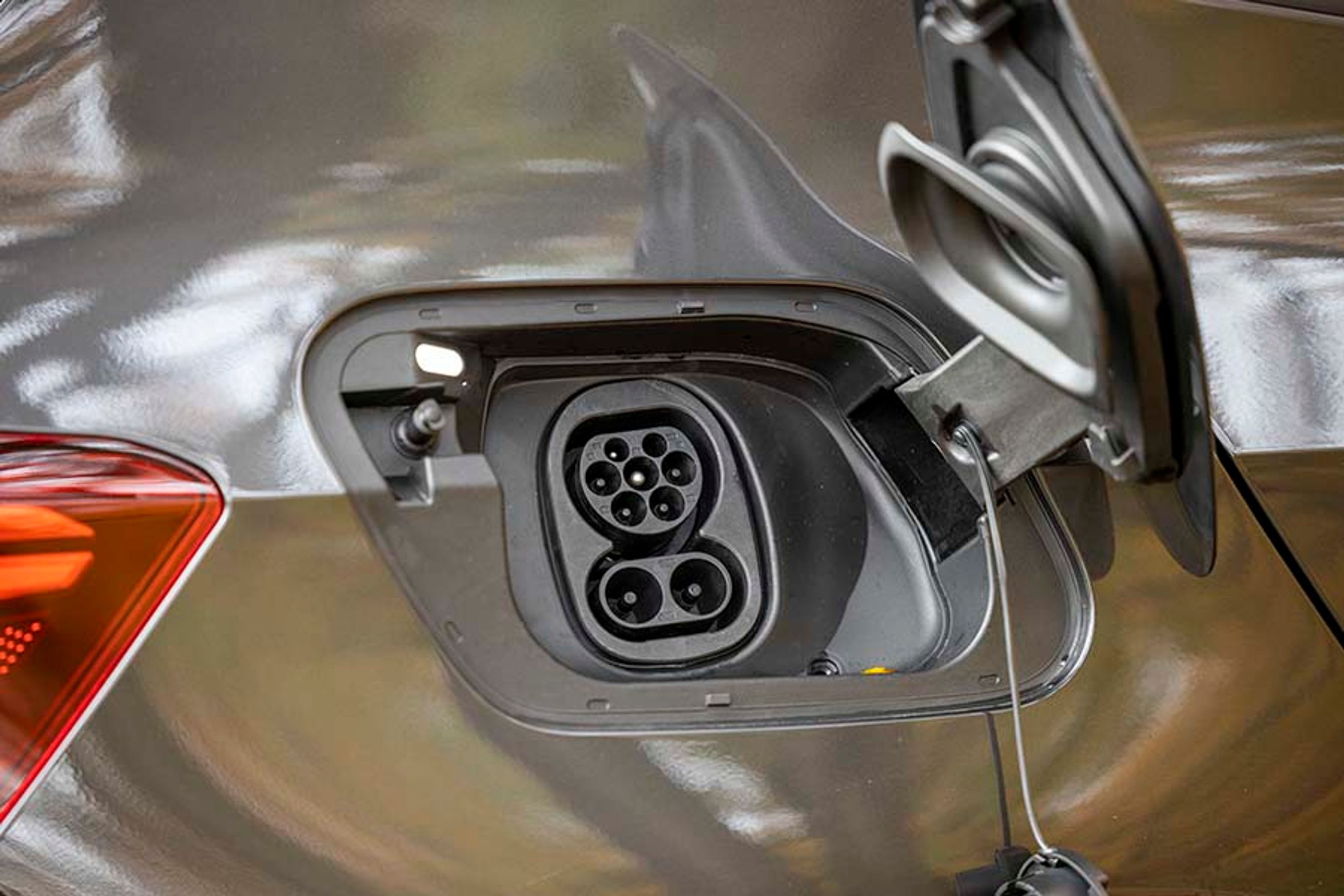 Med det store batteri kan du lade med 11 kW svarende til cirka 50-60 km/t. hjemme og med op til 100 kW på farten. Vi lynladede med 27 kWh/144 km på 15 minutter og 44 kW/235 km på 30 minutter.