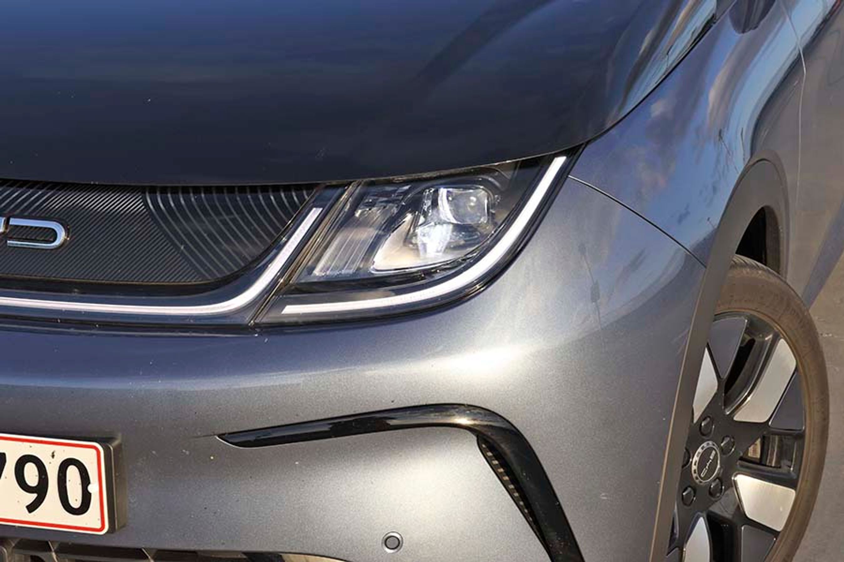 Forlygterne er af LED-typen, og nærlyset fungerer fnt, mens det lange lys er mere ordinært. Bilen skifter selv mellem nær- og fjernlys.