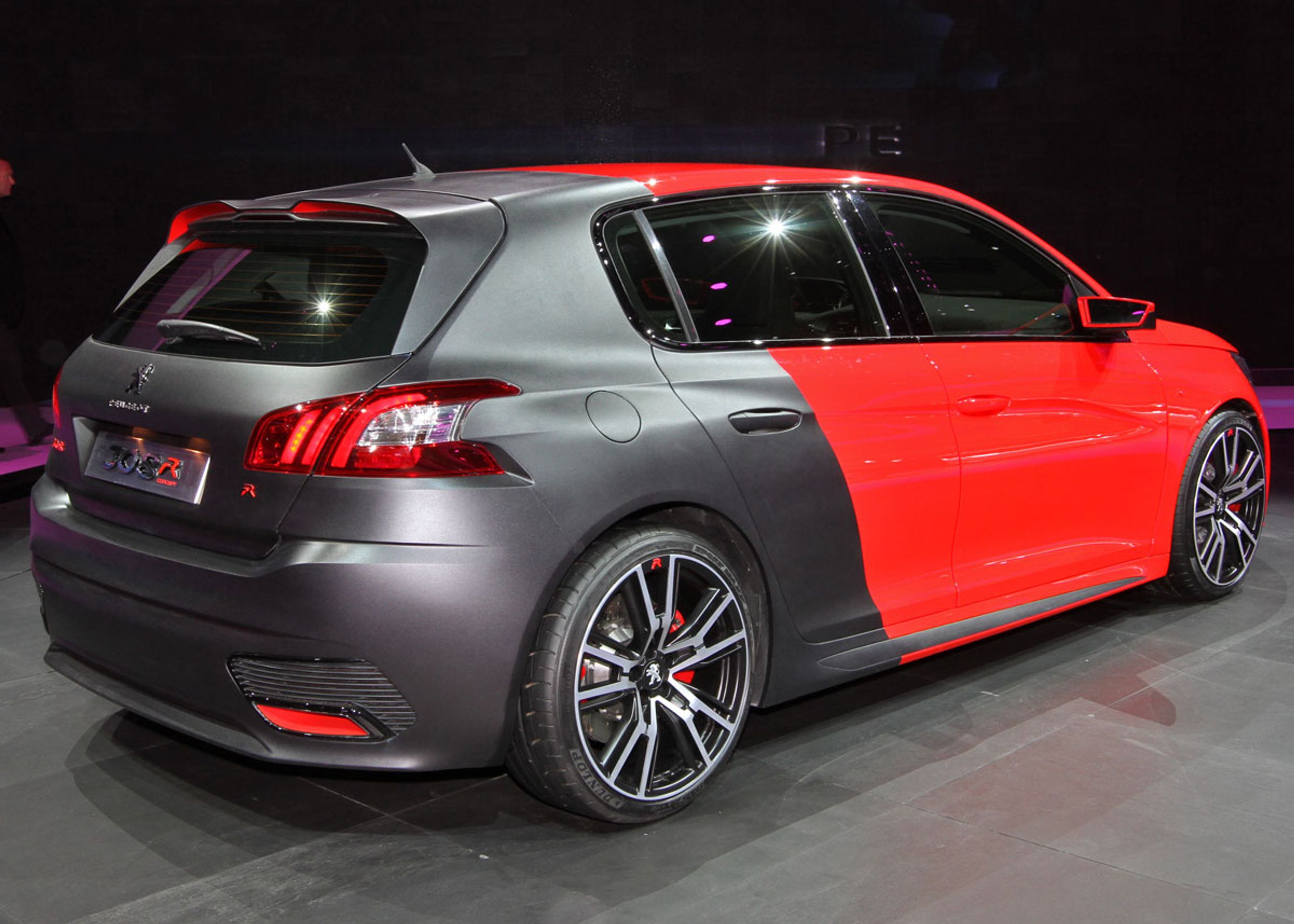 R-udgaven af Peugeot 308 har sænket undervogn og står på 19 tommerhjul med markante lavprofildæk: 235/35.