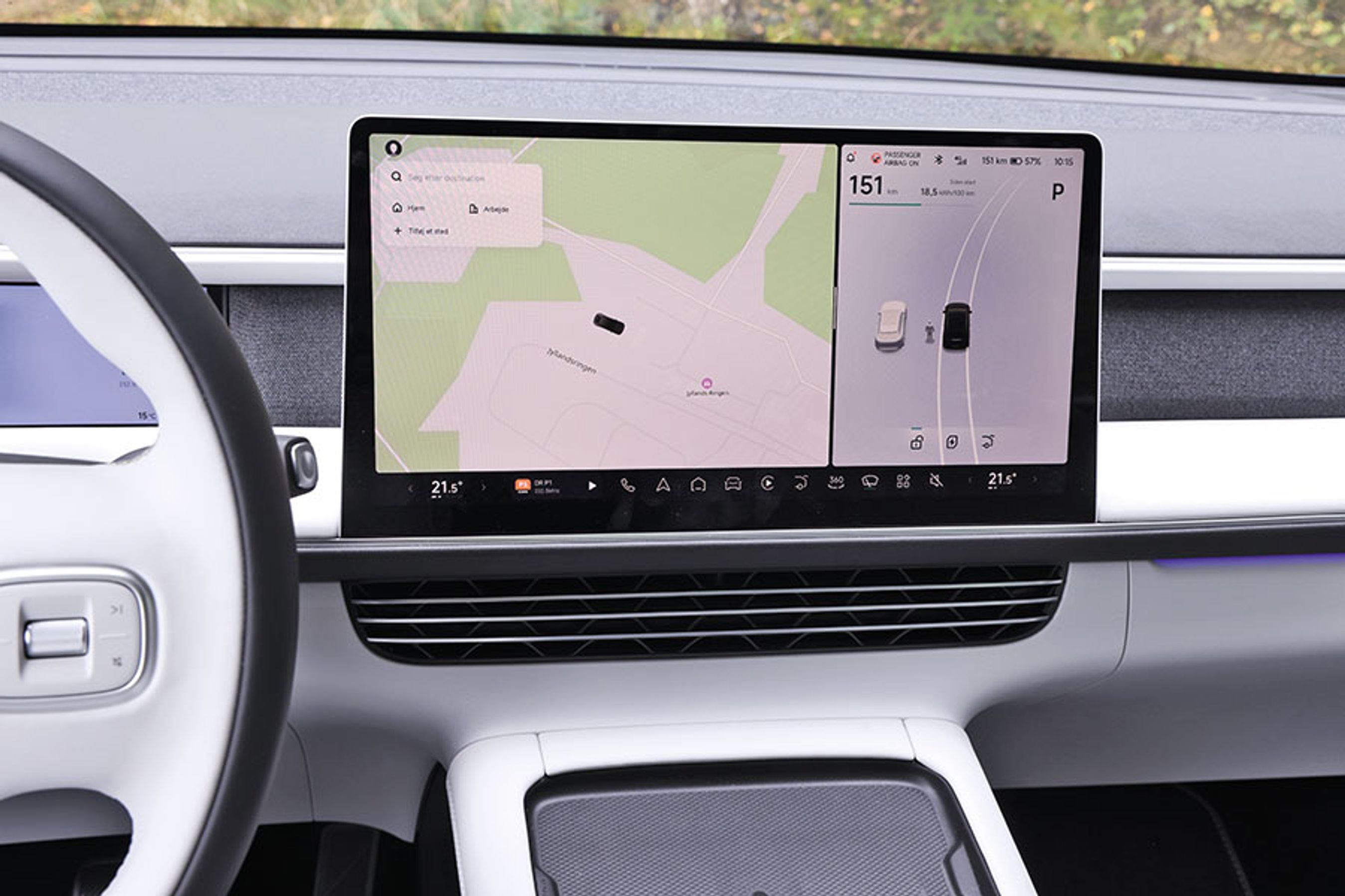 I Xpeng G6 er der en enorm 15”-skærm, hvorfra stort set alt i bilen betjenes. Billedet kan opdeles i to dele, så man både kan se vejkort og få information om trafikken rundt om bilen.