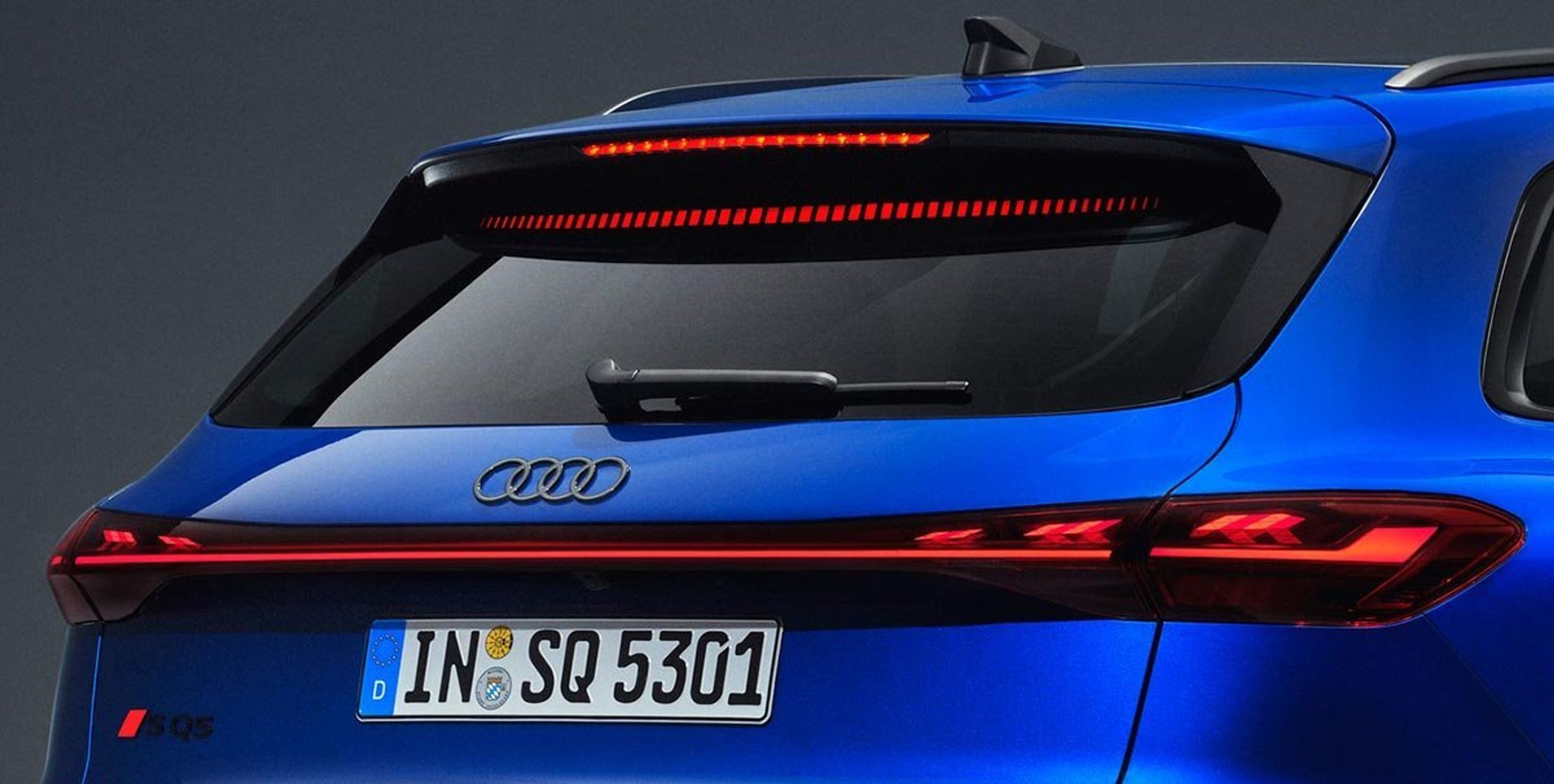 Bagpartiet på blå Audi Q5.