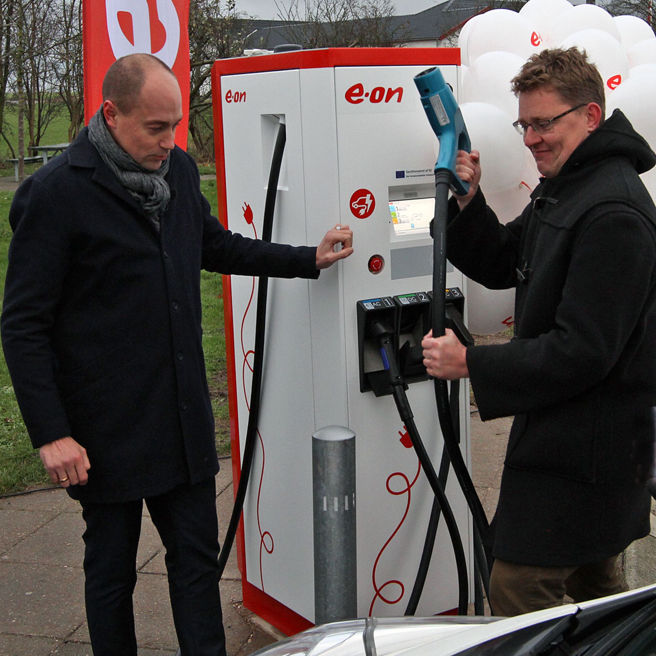 Transportminister Magnus Heunicke (t.v.) og klima- og energiminister Rasmus Helveg Petersen hjalp hinanden med den officielle indvielse af hurtigladeren på rasteplads Tuelsø Nord på E20 på Sjælland. Fotos: Torben Arent, FDM