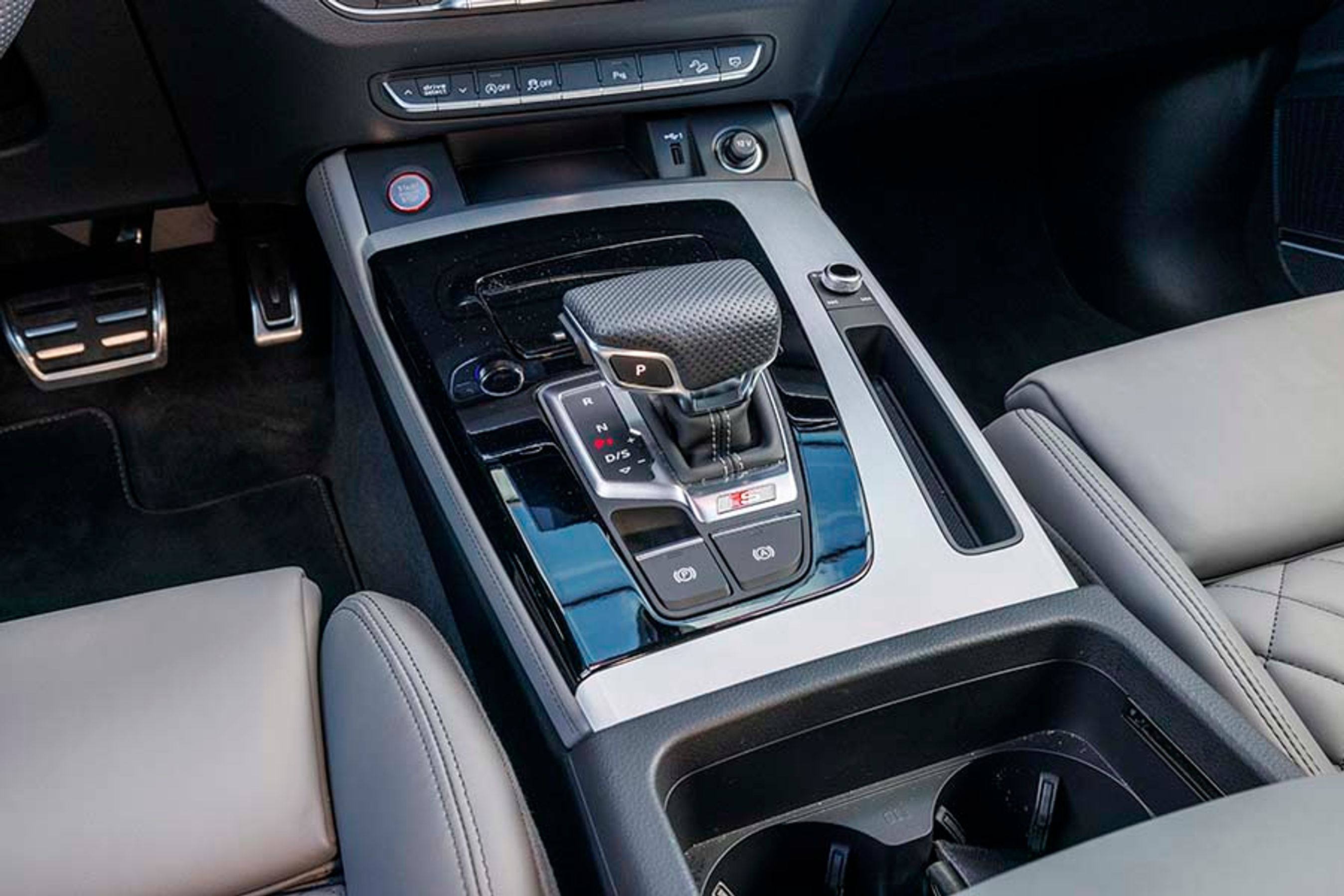 Gearvælgeren er let at bruge, og den er af den elektroniske type, der selv springer i P, når turen er slut. Bemærk den runde startknap foran gearvælgeren.