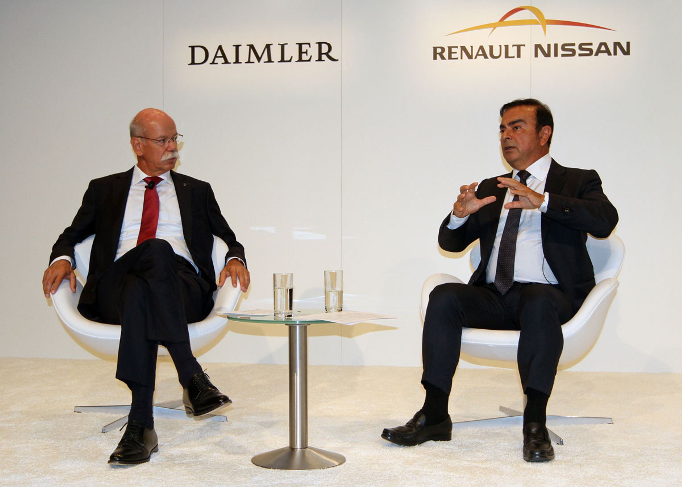 Koncernchef for Daimler, Dieter Zetsche, og direktøren for både Renault og Nissan, Carlos Ghosn, er tilsyneladende gode venner. De har i hvert fald opbygget et tæt samarbejde og optræder årligt på slap line sammen. Foto: Torben Arent