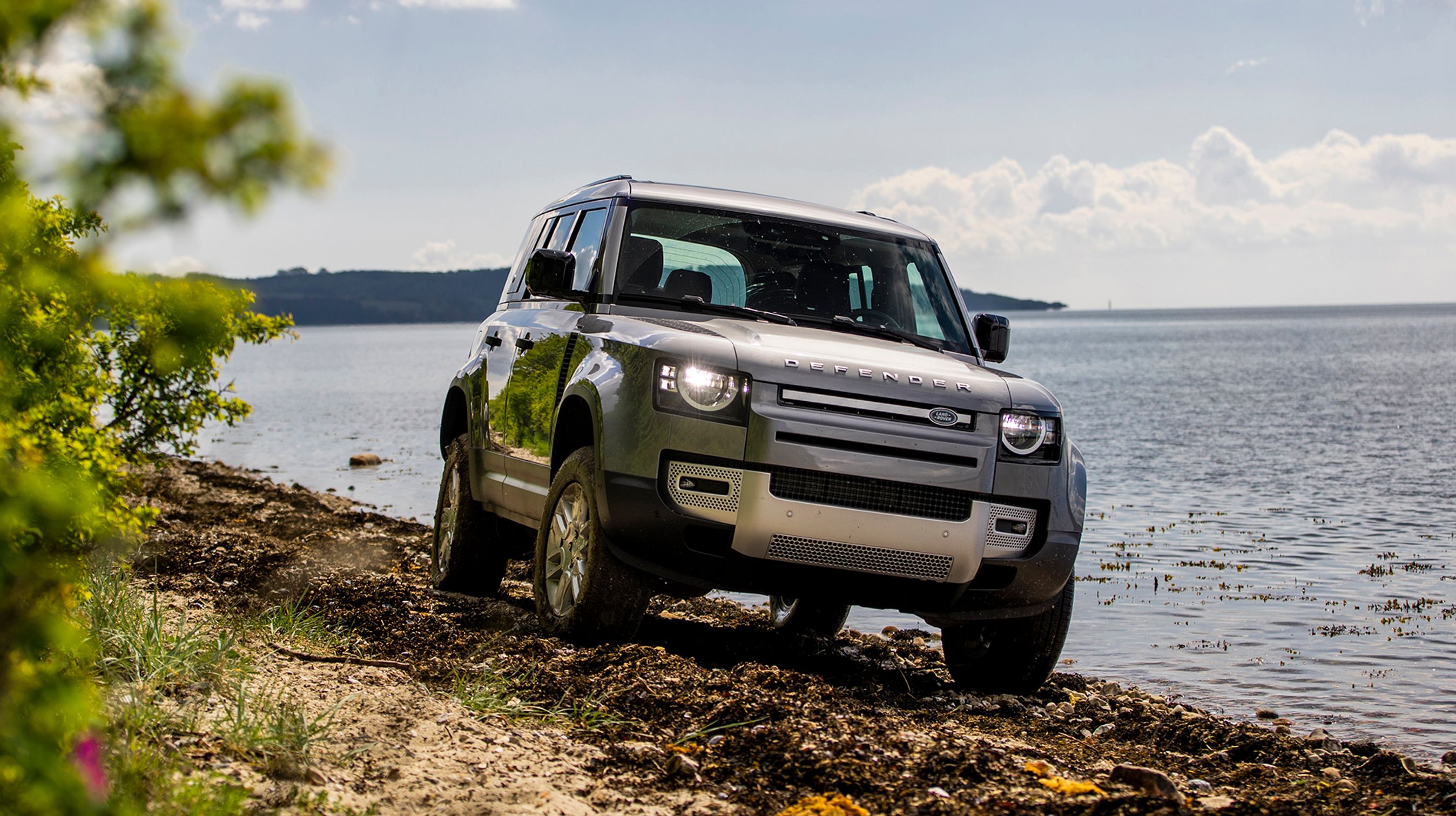 Land Rover Defender set forfra