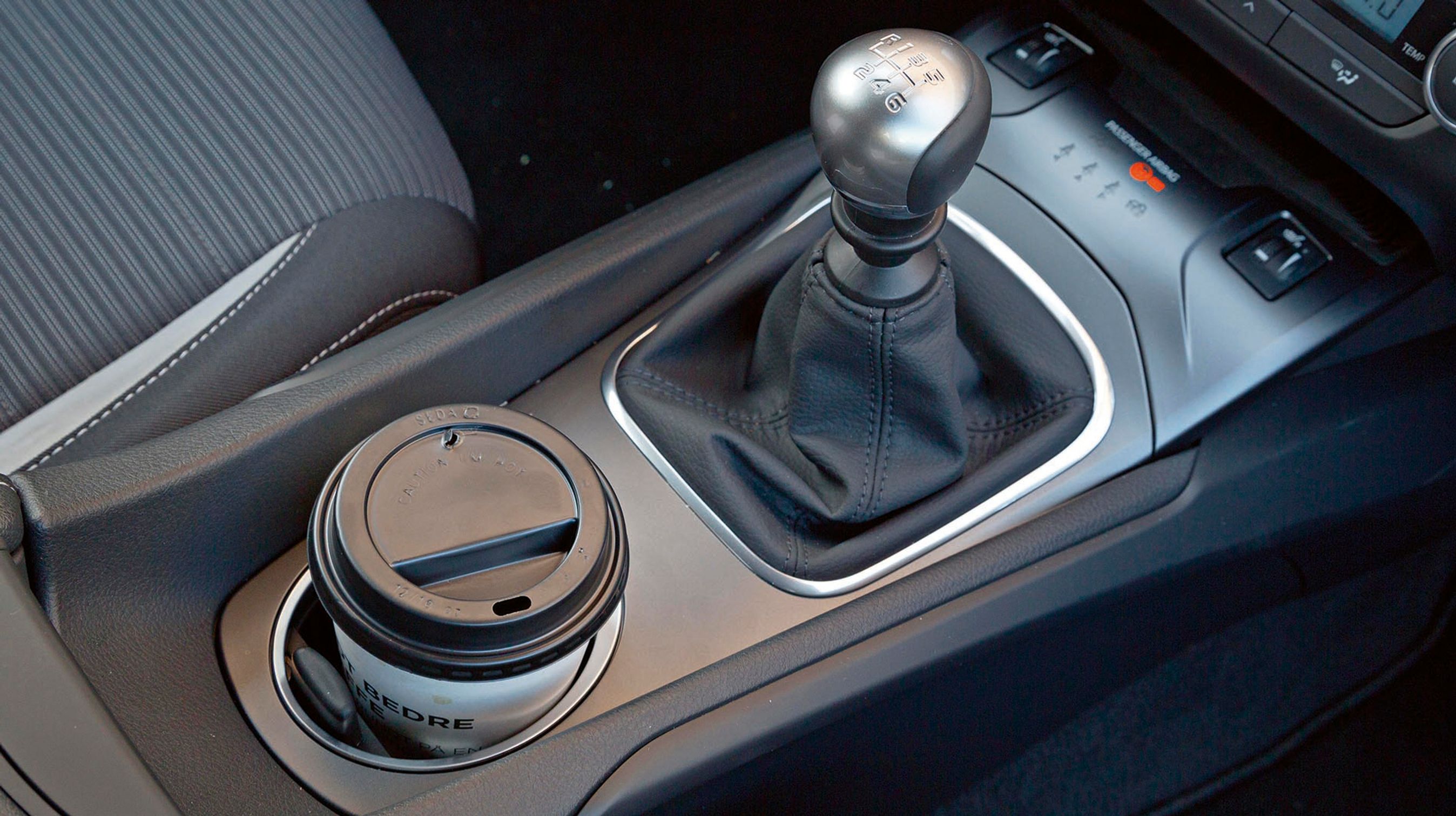 Alle udgaver har seks-trins manuelt gear som standard. Til 1.8-litersbenzinmotoren kan man tilkøbe et automatisk gear (CVT) for 25.000 kr. Mellem forsæderne er der en enkelt kopholder og et stort rum under armlænet. Et ekstra rum til mobiltelefonen havde været rart.