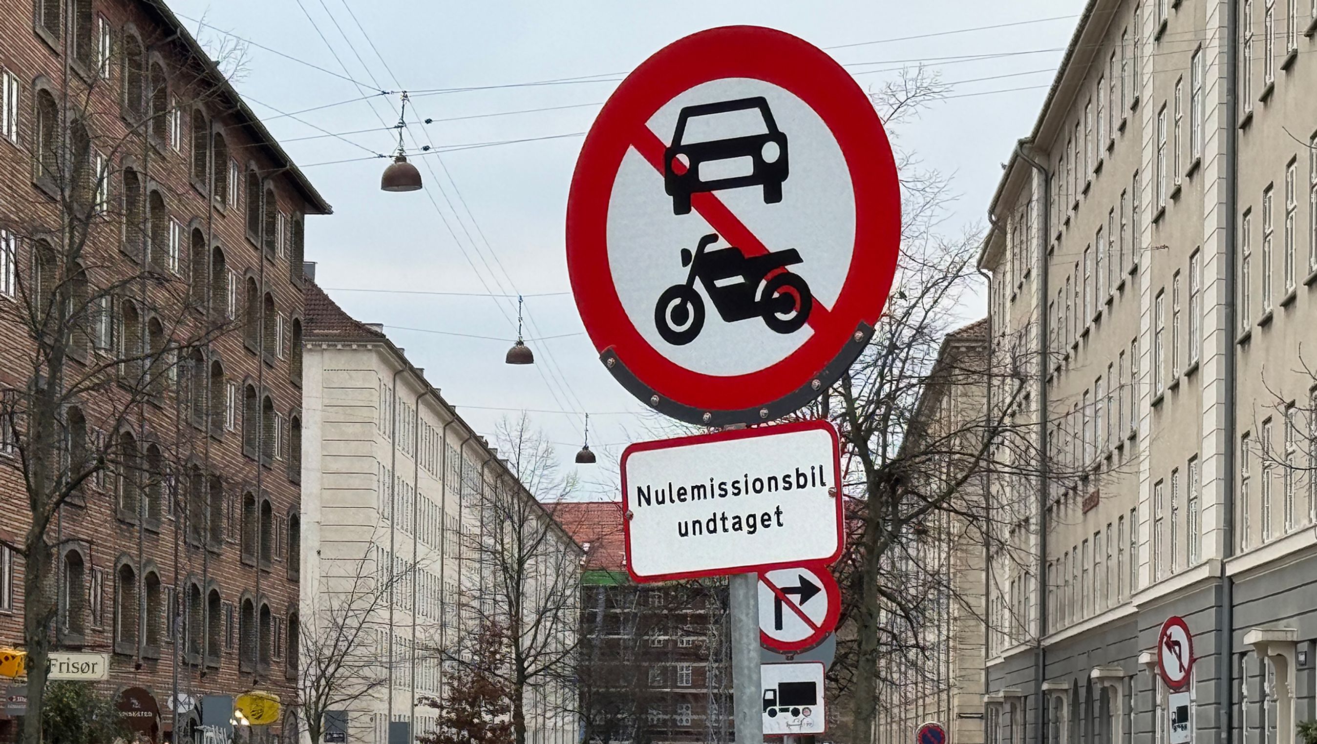 Skilt med bil- og motorcykelkørsel forbudt.