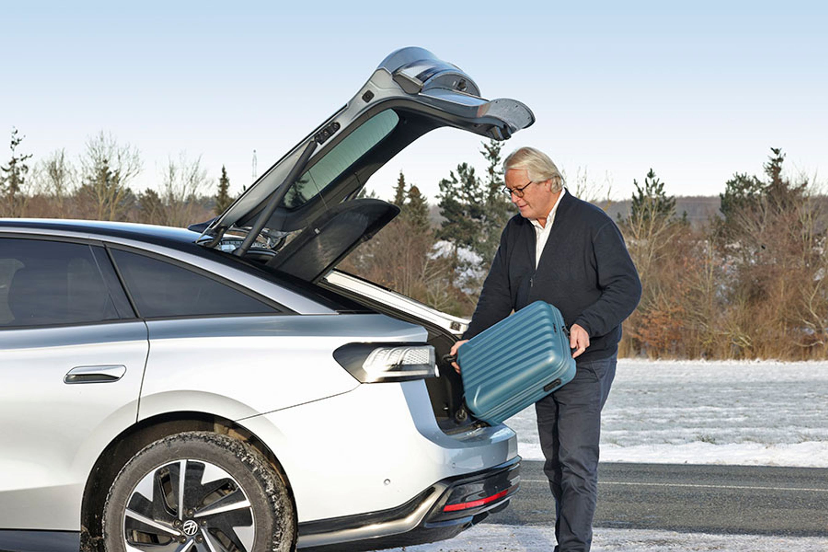 Den store tophængslede bagklap er elbetjent. Den giver god adgang til bagagerummet, men desværre er der ikke en bagrudevisker. Det er en ommer!