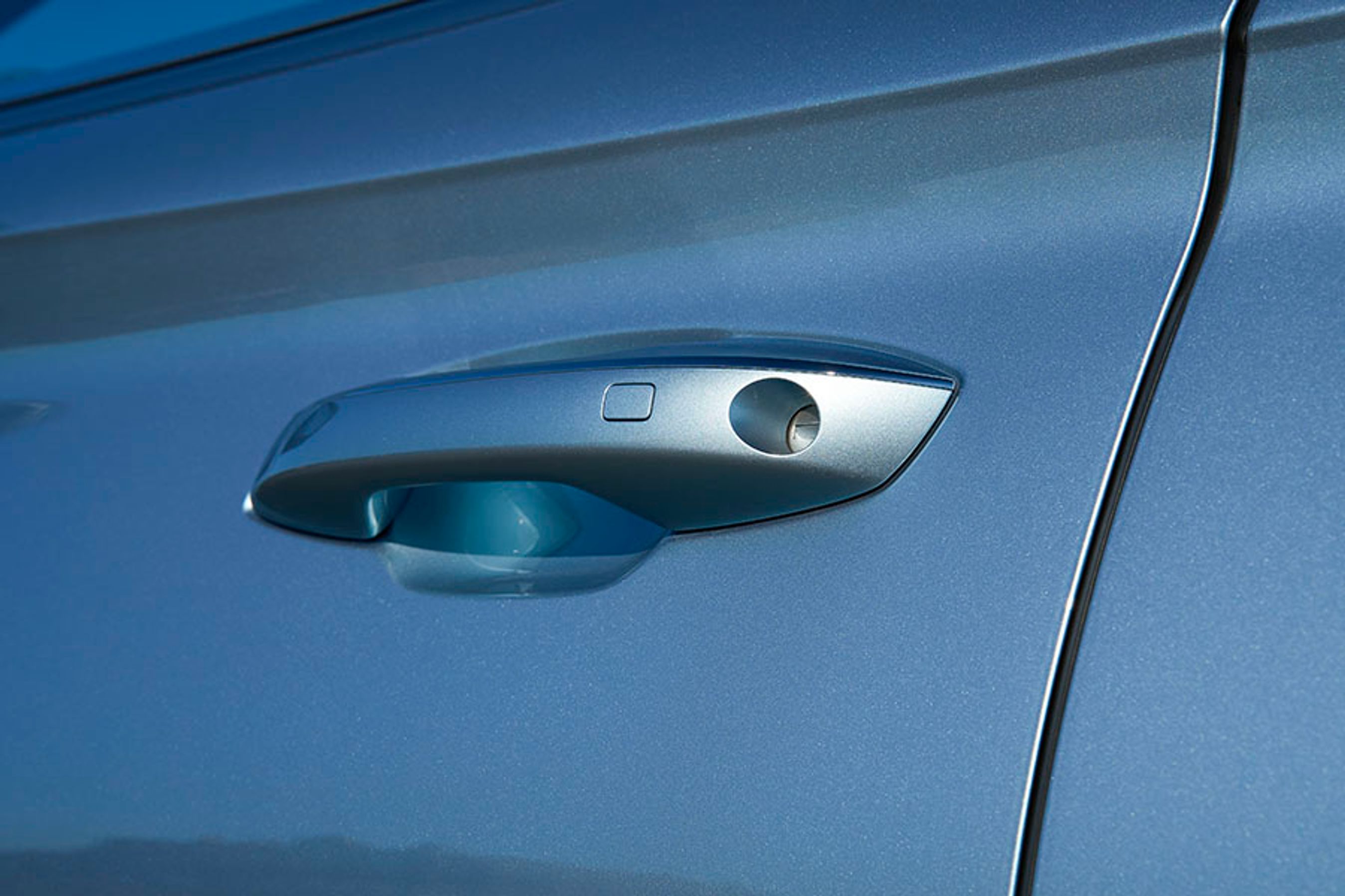 Det er så rart at se, at BYD har fastholdt de traditionelle dørhåndtag, der kan betjenes af alle uden problemer. Det bør være en inspiration for både Tesla og mange af de andre bilproducenter, der leverer biler med dørhåndtag, der ofte er meget besværlige at betjene.