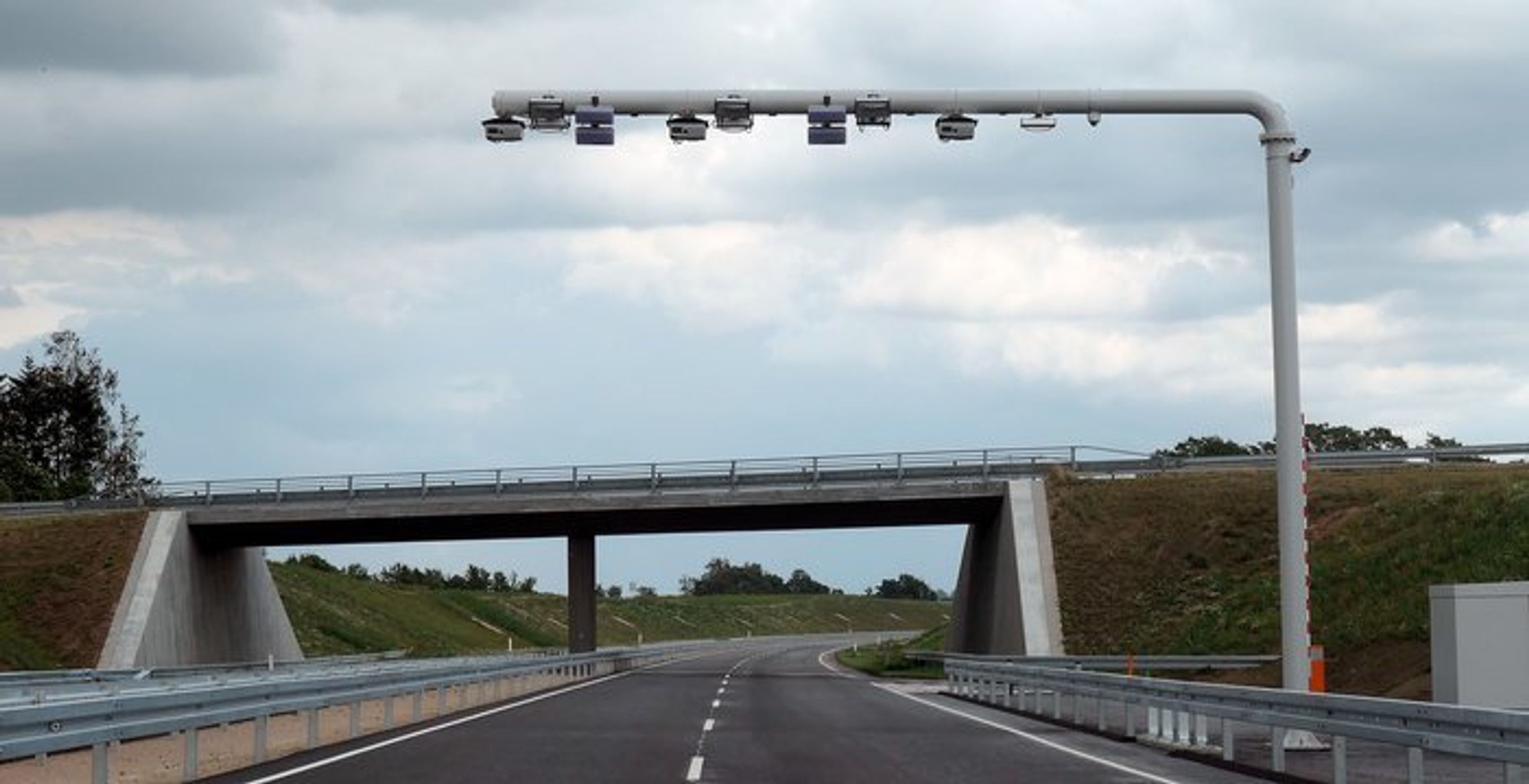 Kronprisesse Marys Bro har sit betalingsanlæg på motortrafikvejen.