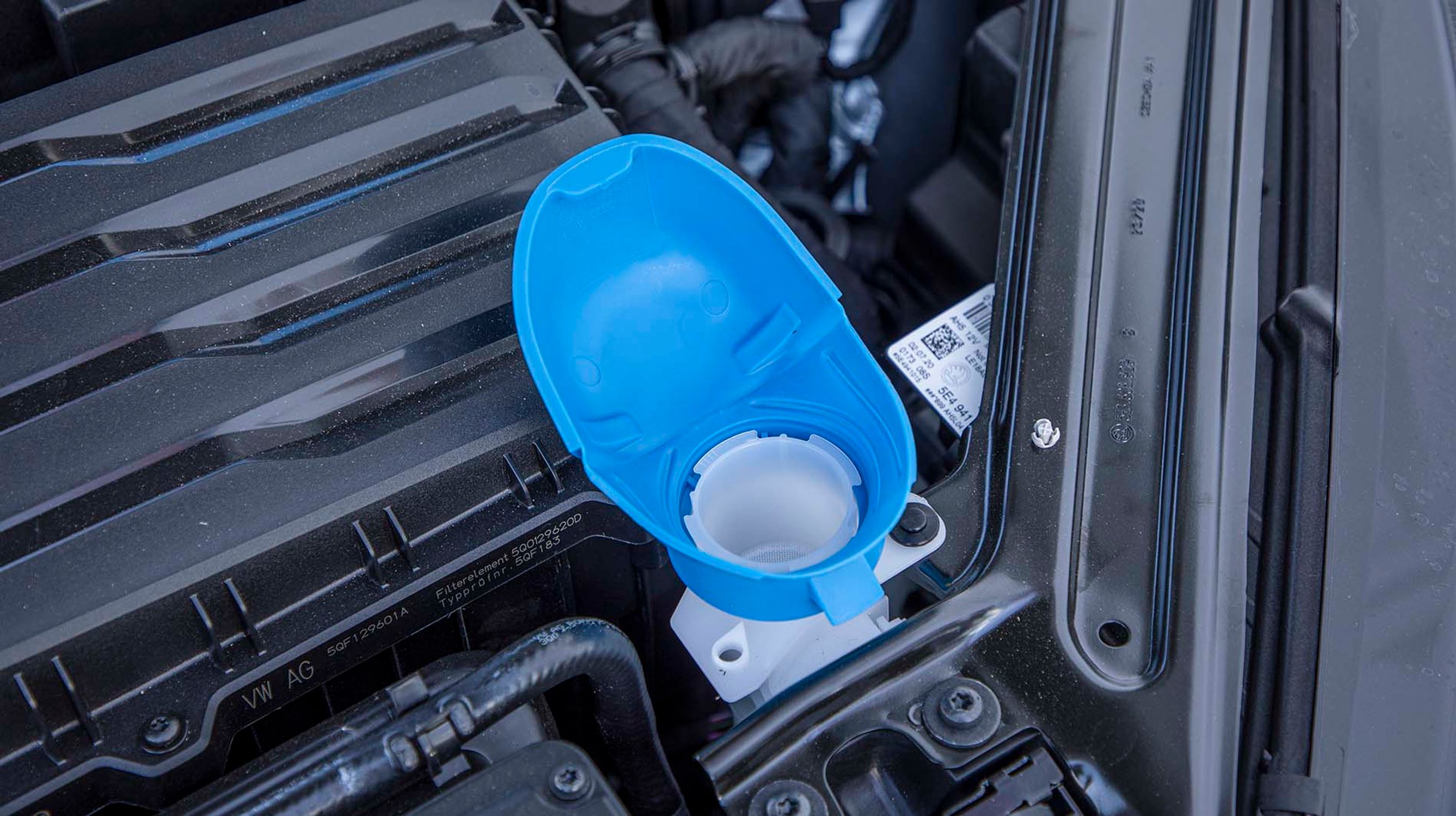 At hælde sprinklervæske på en Skoda er en leg, da der er indbygget en tragt i beholderens låg.