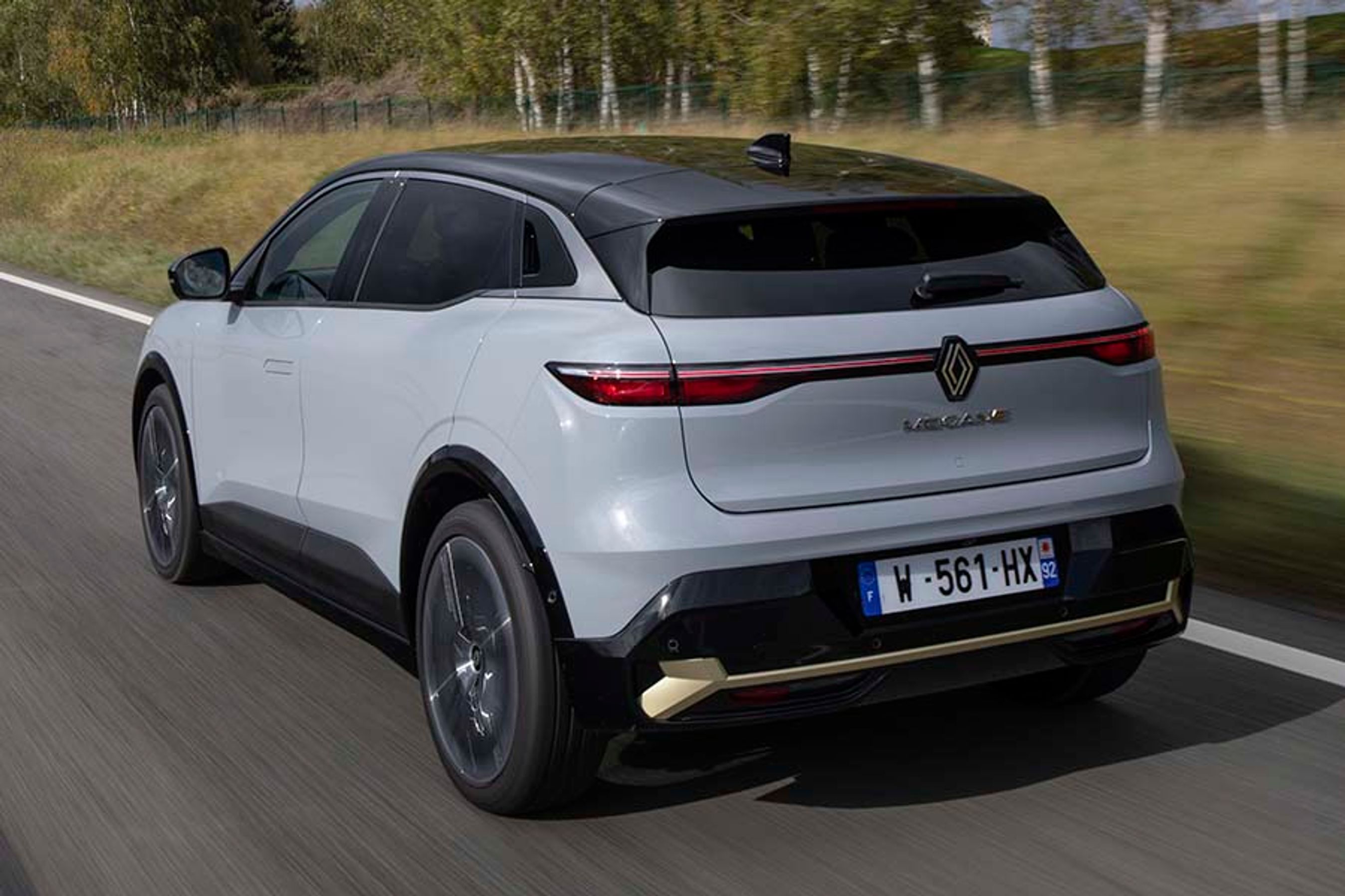 Bagruden er næsten integreret i det sorte tag, og den lille rude er udstyret med verdens mindste vinduesvisker.