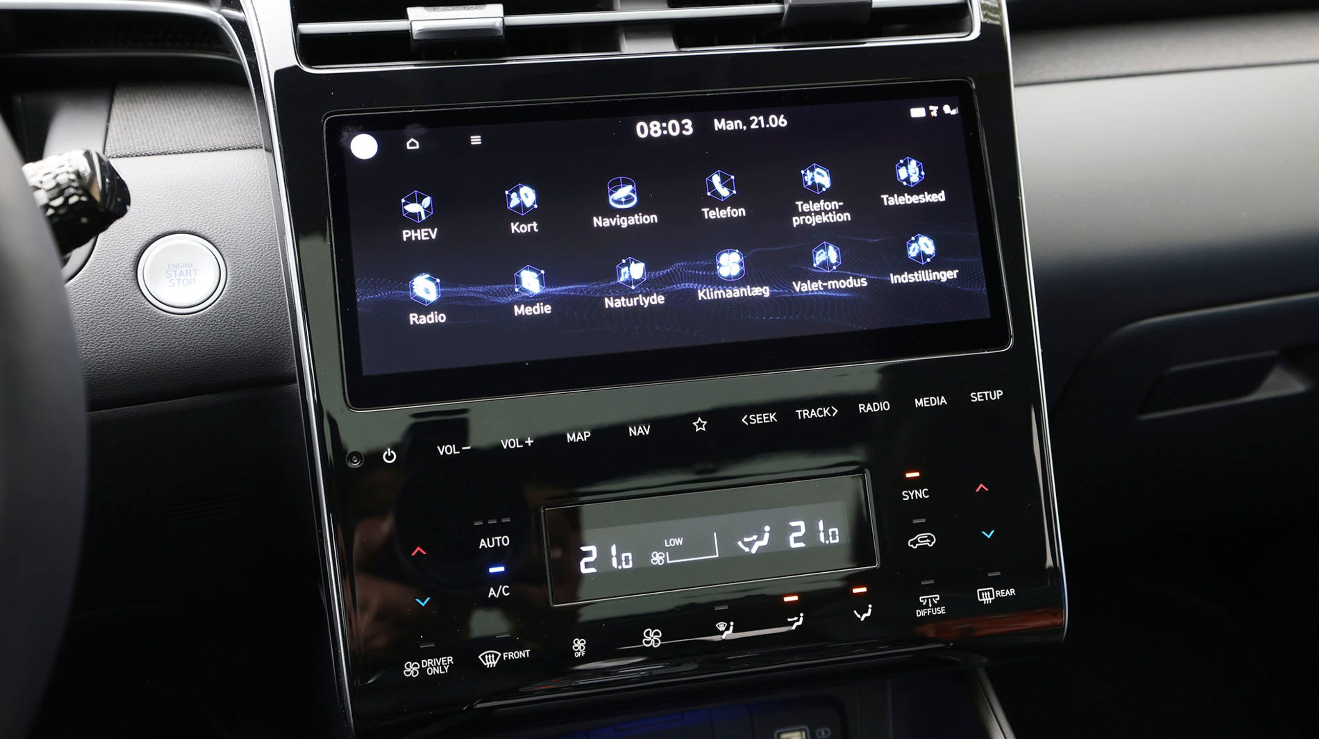 Den store skærm er med danske menuer og er relativ let at have med at gøre, når man først har sat sig ind i logikken. Der er Apple CarPlay og Android Auto, men ikke i trådløse udgaver. Klimaanlægget forneden er traditionelt udformet, men har en særlig Diffuser-funktion, der gør luftstrømmene mindre generende.